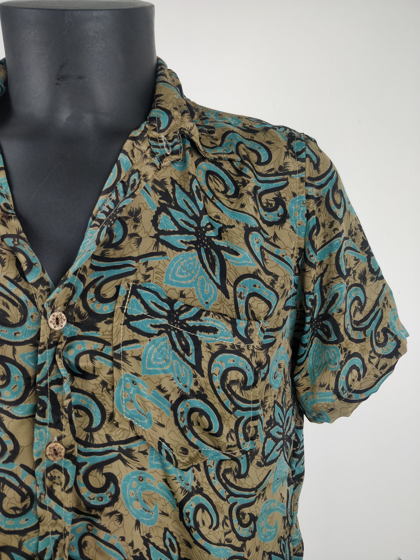 Chemise vintage Garuda en soie indienne. Chemise manche courte légère et fluide. Motif fleuri bleu et marron.