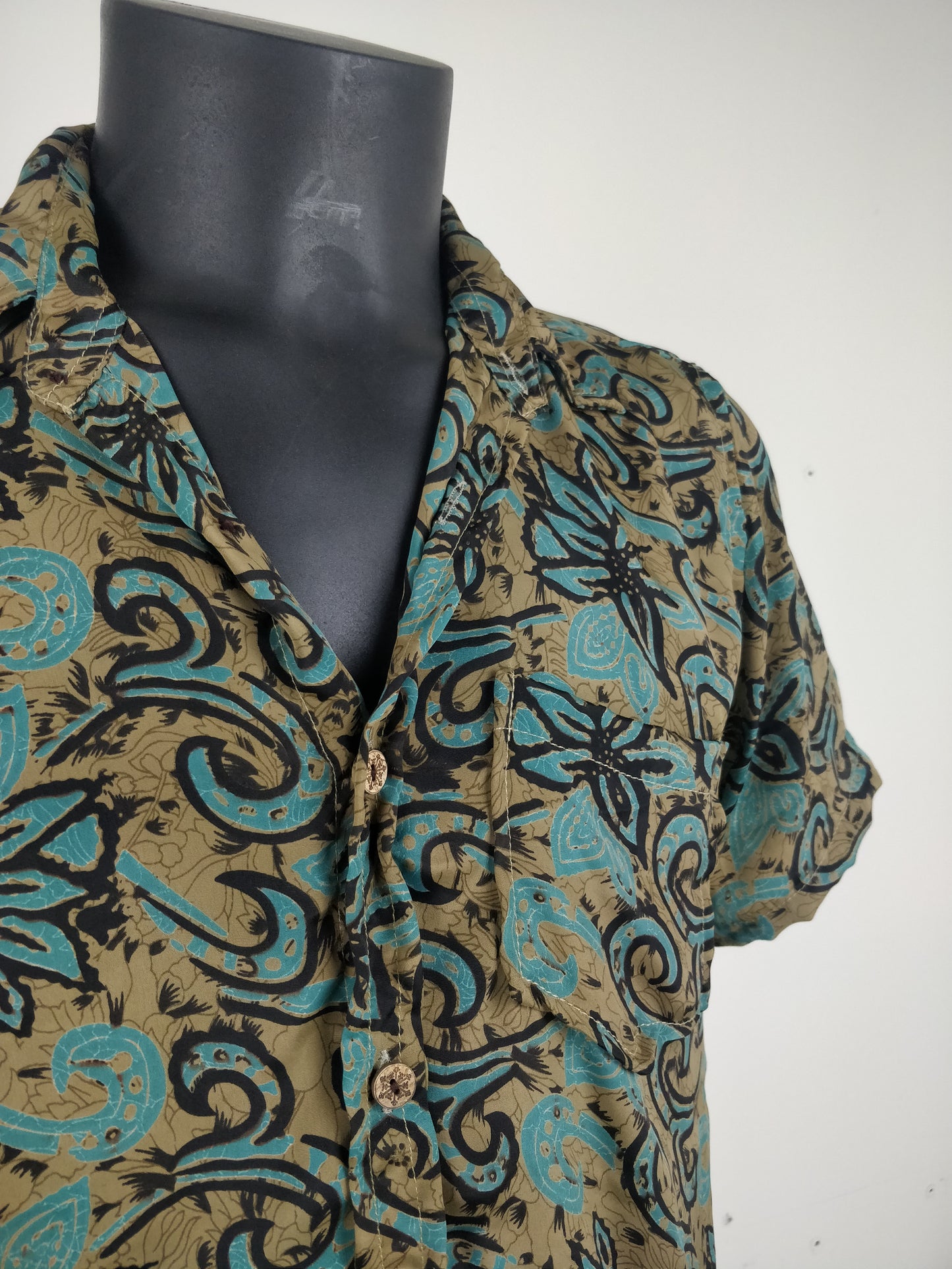 Chemise vintage Garuda en soie indienne. Chemise manche courte légère et fluide. Motif fleuri bleu et marron.