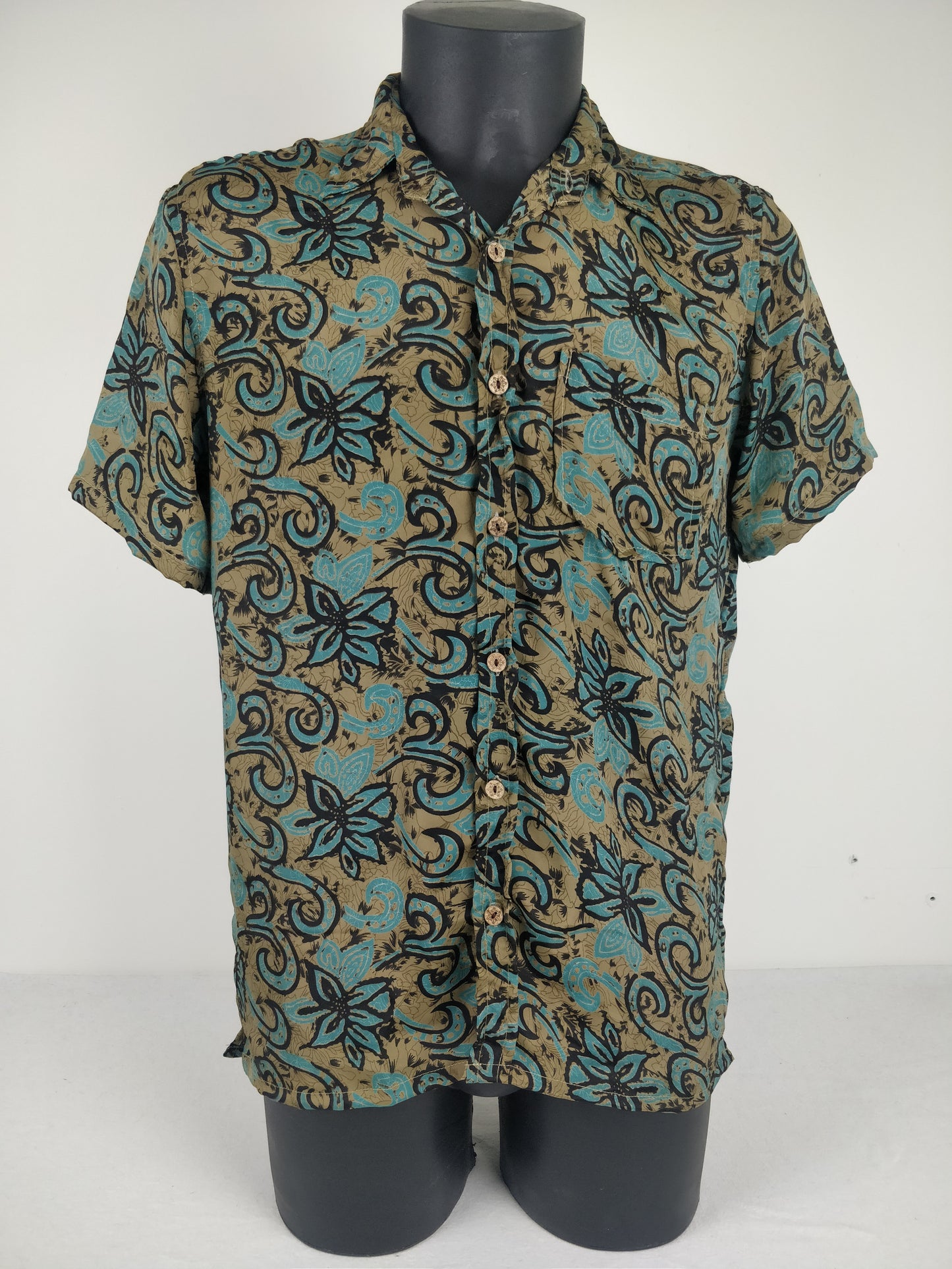 Chemise vintage Garuda en soie indienne. Chemise manche courte légère et fluide. Motif fleuri bleu et marron.