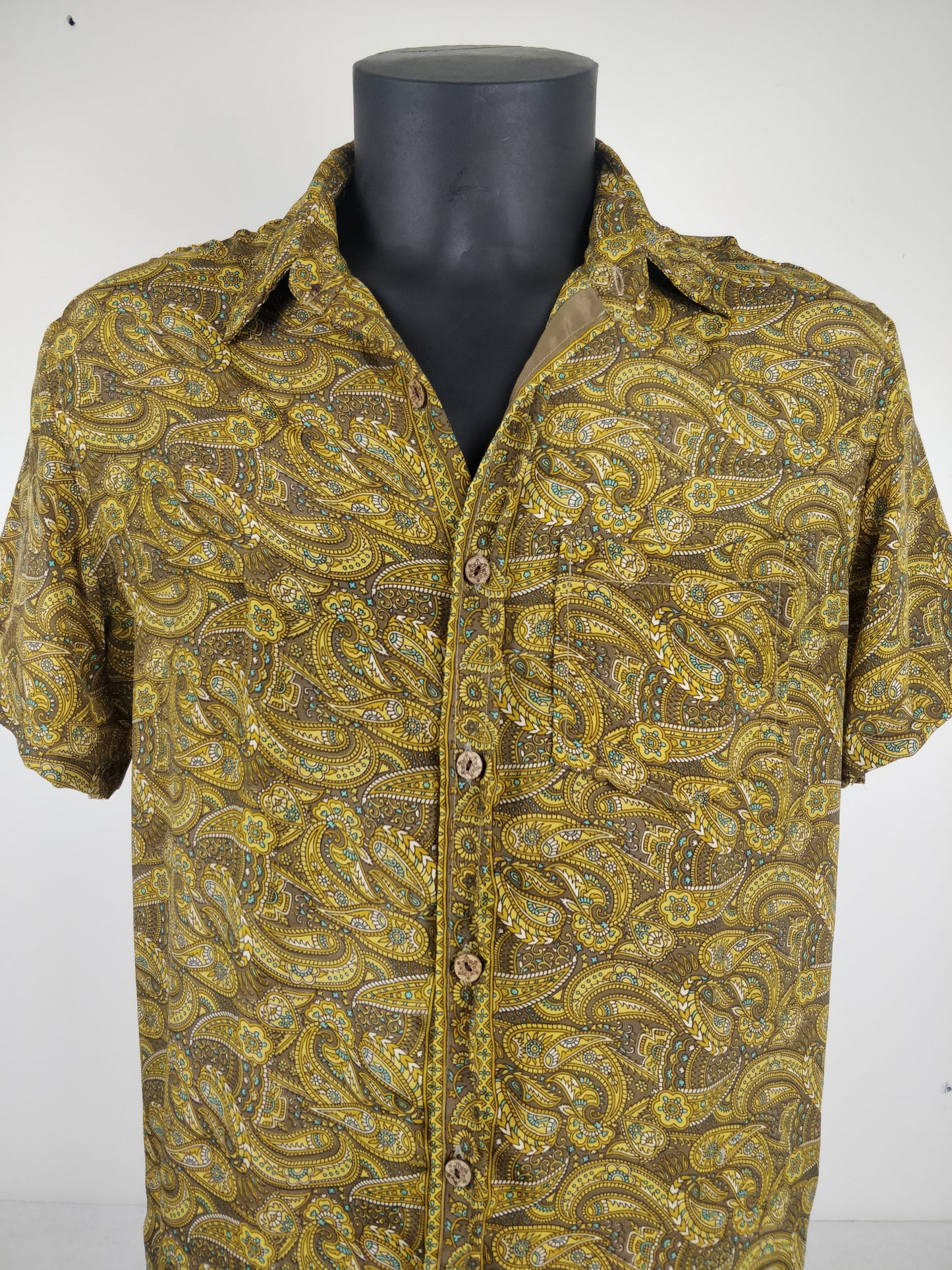 Chemise vintage Garuda en soie indienne. Chemise manche courte légère et fluide. Motif paisley jaune et marron.