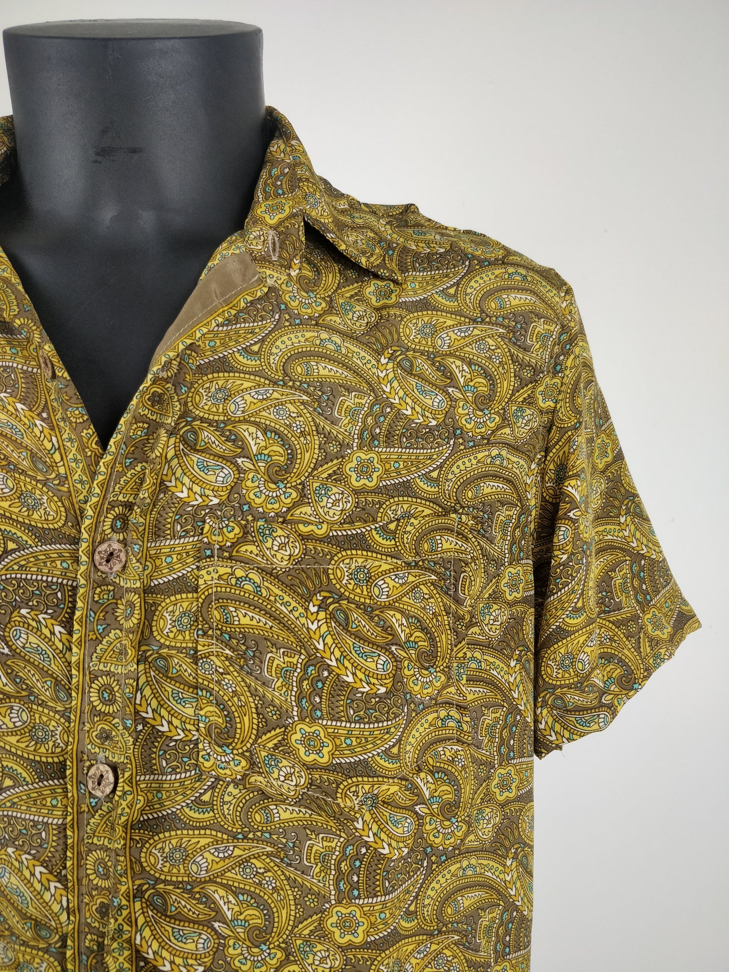 Chemise vintage Garuda en soie indienne. Chemise manche courte légère et fluide. Motif paisley jaune et marron.