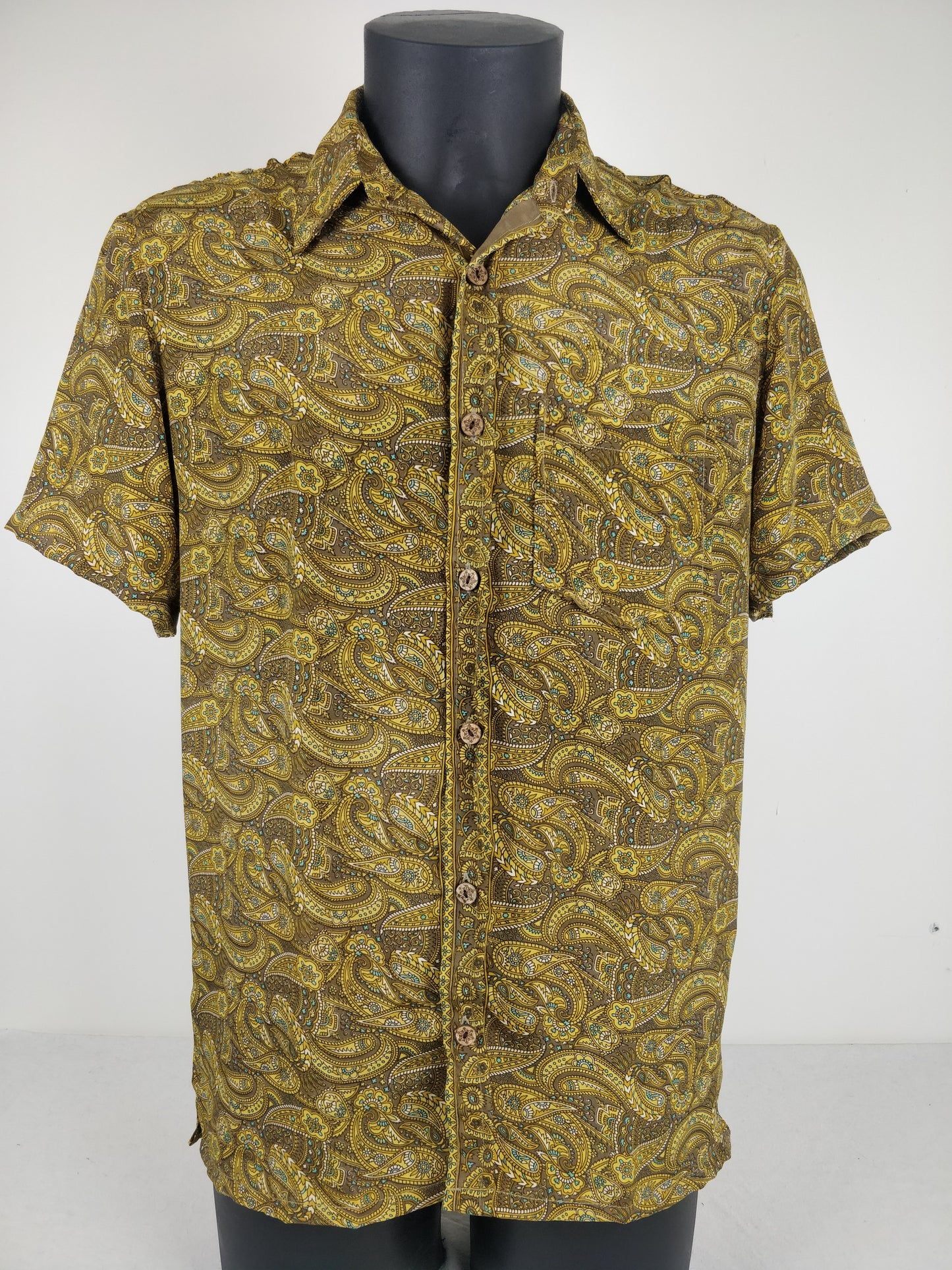 Chemise vintage Garuda en soie indienne. Chemise manche courte légère et fluide. Motif paisley jaune et marron.