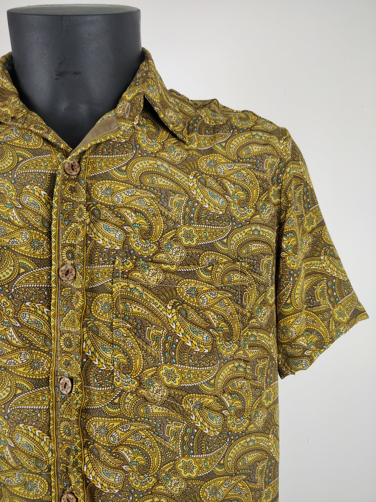 Chemise vintage Garuda en soie indienne. Chemise manche courte légère et fluide. Motif paisley jaune et marron.