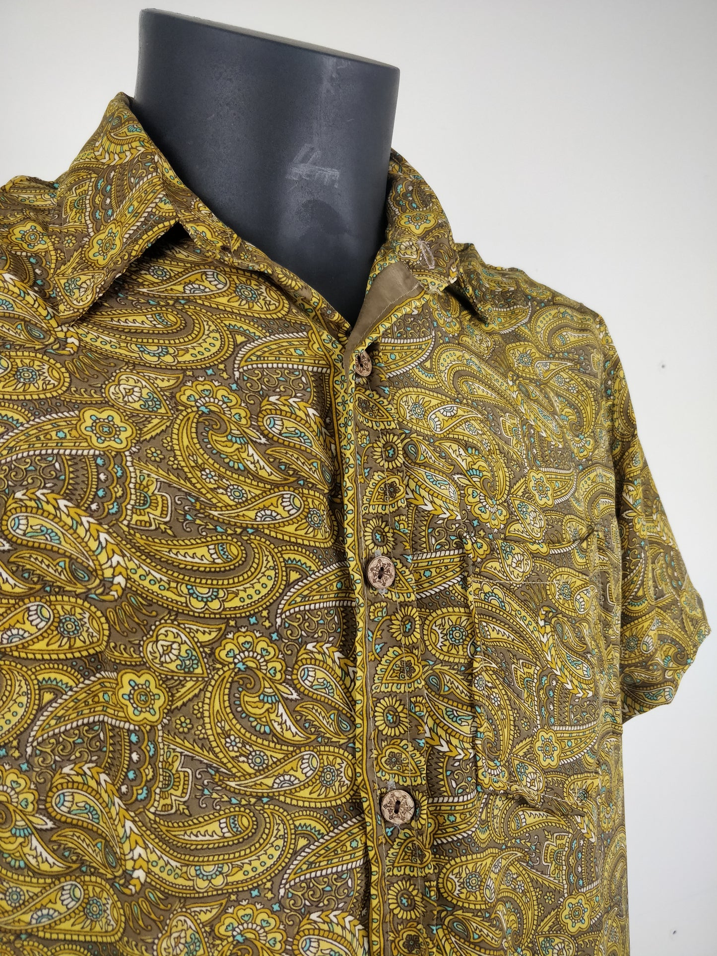 Chemise vintage Garuda en soie indienne. Chemise manche courte légère et fluide. Motif paisley jaune et marron.