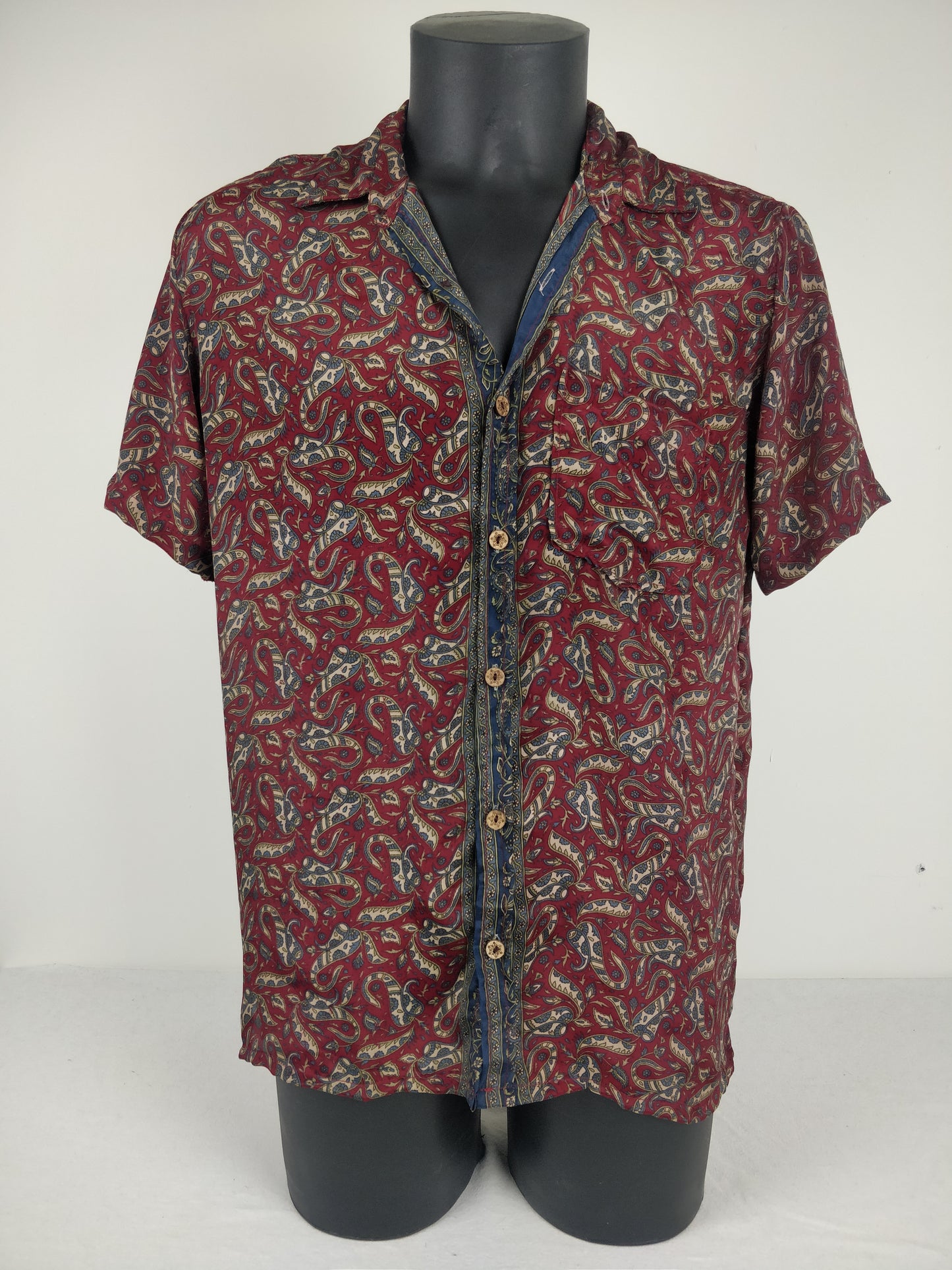 Chemise vintage Garuda  en soie indienne. Chemise manche courte légère et fluide. Motif paisley rouge et bleu.