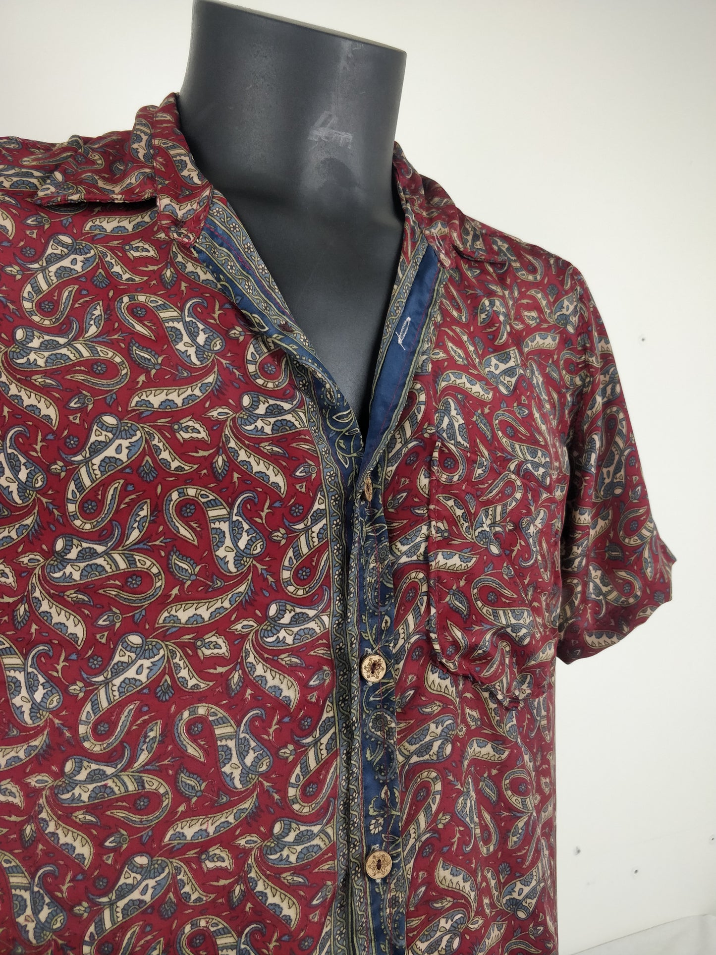 Chemise vintage Garuda  en soie indienne. Chemise manche courte légère et fluide. Motif paisley rouge et bleu.