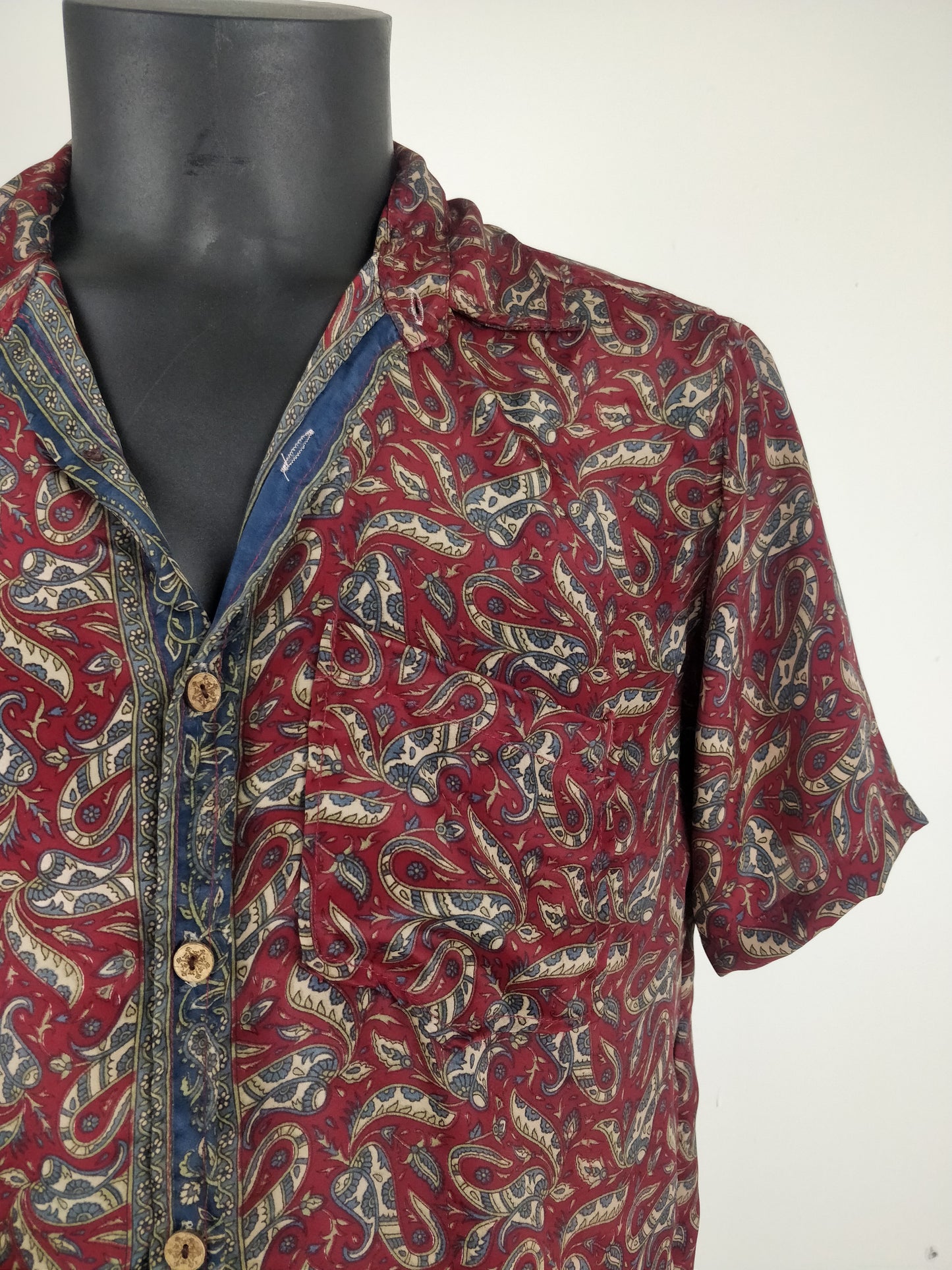 Chemise vintage Garuda  en soie indienne. Chemise manche courte légère et fluide. Motif paisley rouge et bleu.