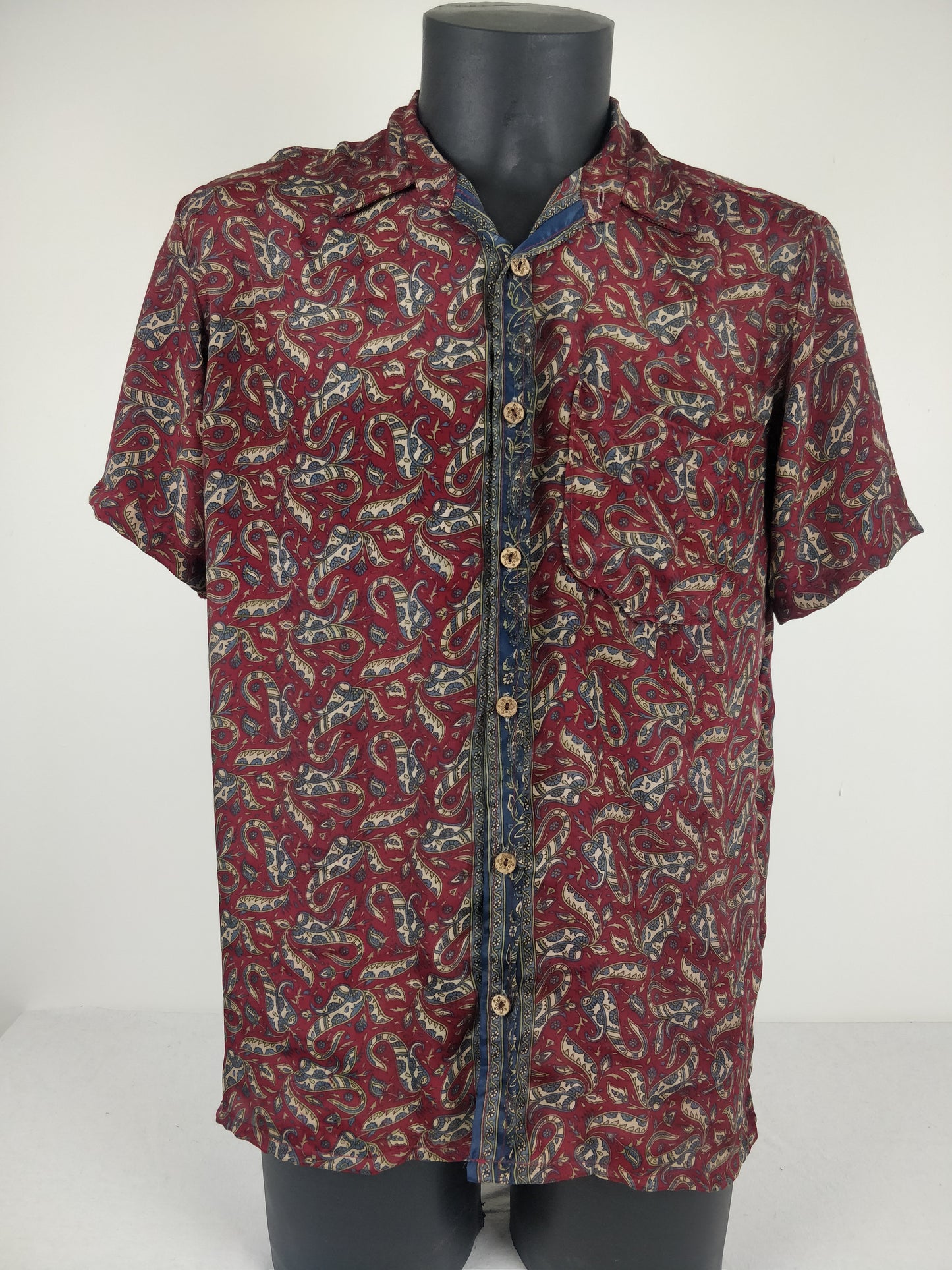 Chemise vintage Garuda  en soie indienne. Chemise manche courte légère et fluide. Motif paisley rouge et bleu.