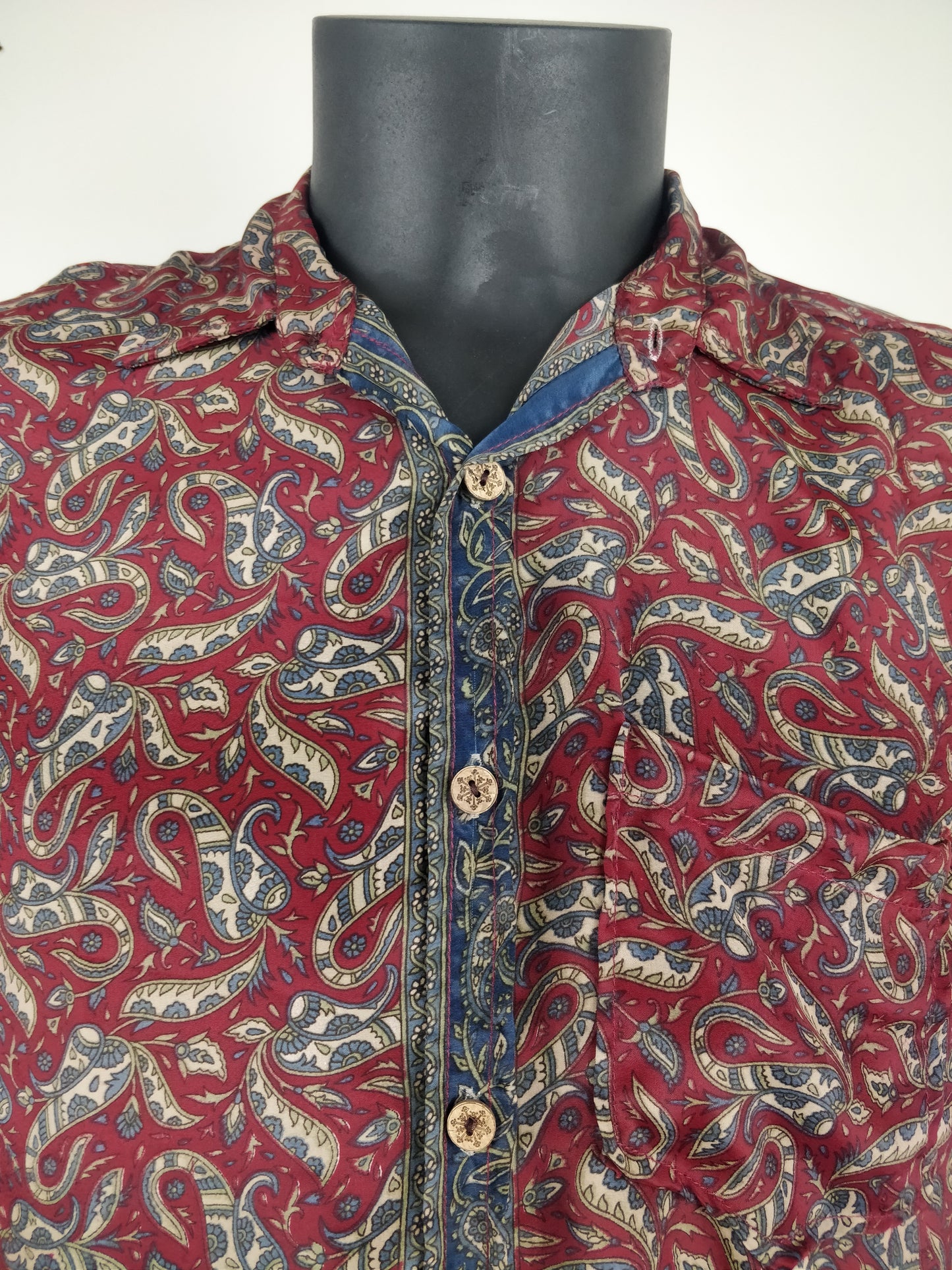 Chemise vintage Garuda  en soie indienne. Chemise manche courte légère et fluide. Motif paisley rouge et bleu.