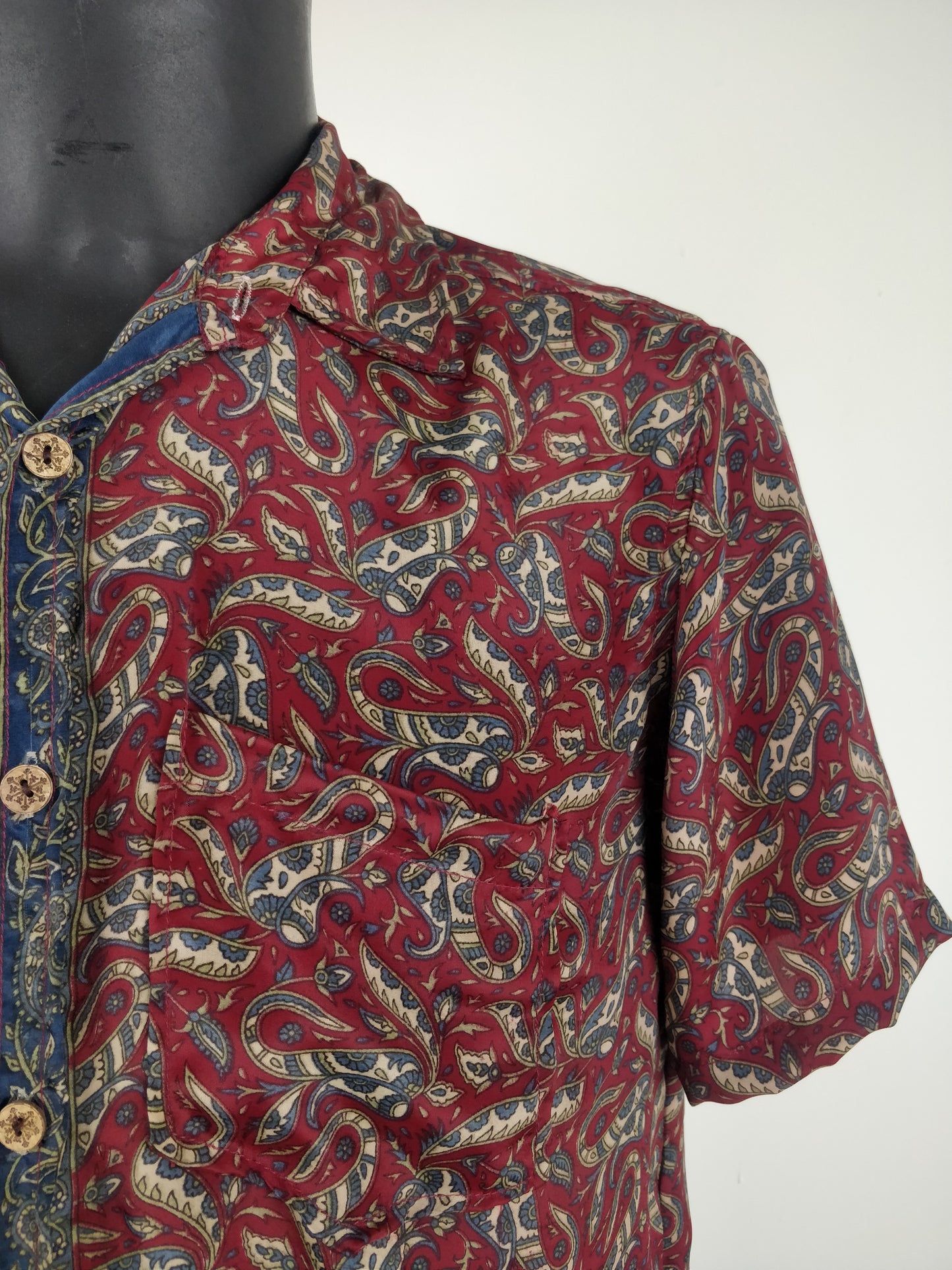 Chemise vintage Garuda  en soie indienne. Chemise manche courte légère et fluide. Motif paisley rouge et bleu.