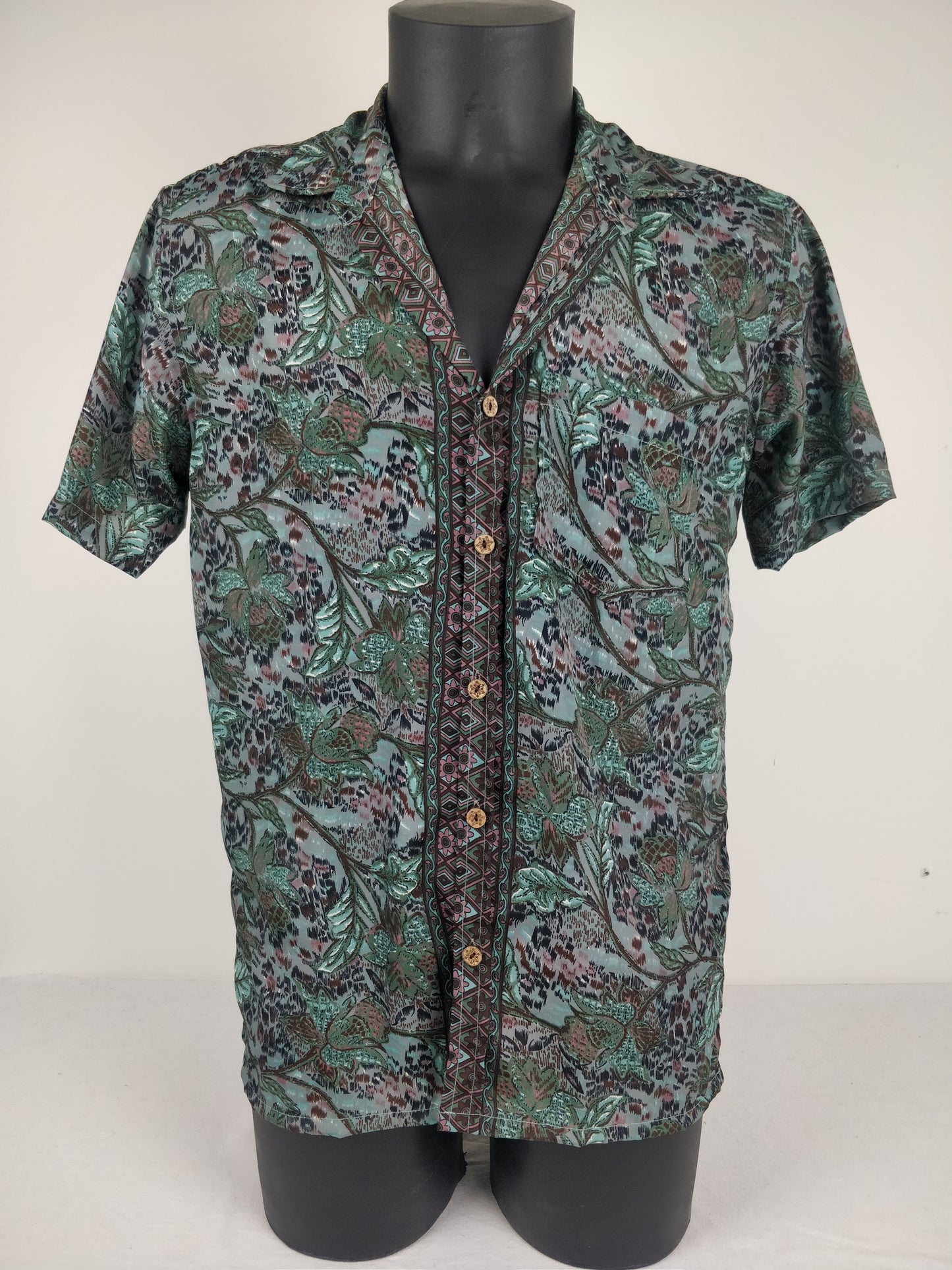 Chemise vintage Garuda en soie indienne. Chemise manche courte légère et fluide. Motif paisley vert, gris et violet.