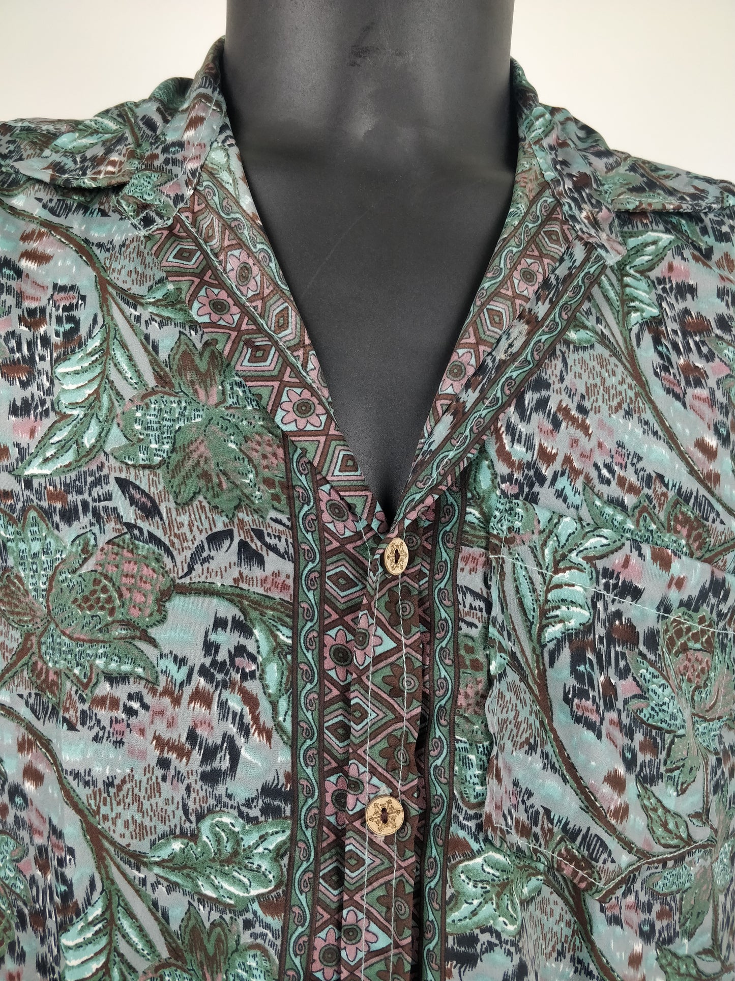 Chemise vintage Garuda en soie indienne. Chemise manche courte légère et fluide. Motif paisley vert, gris et violet.