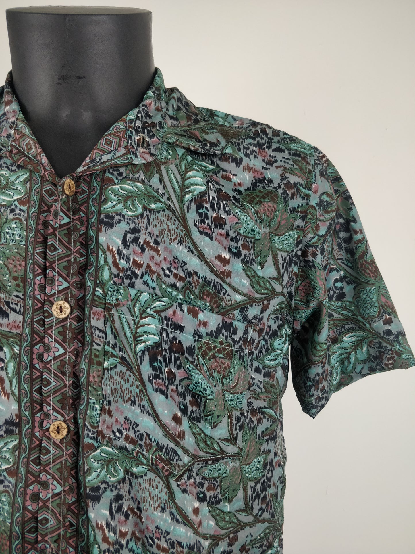 Chemise vintage Garuda en soie indienne. Chemise manche courte légère et fluide. Motif paisley vert, gris et violet.