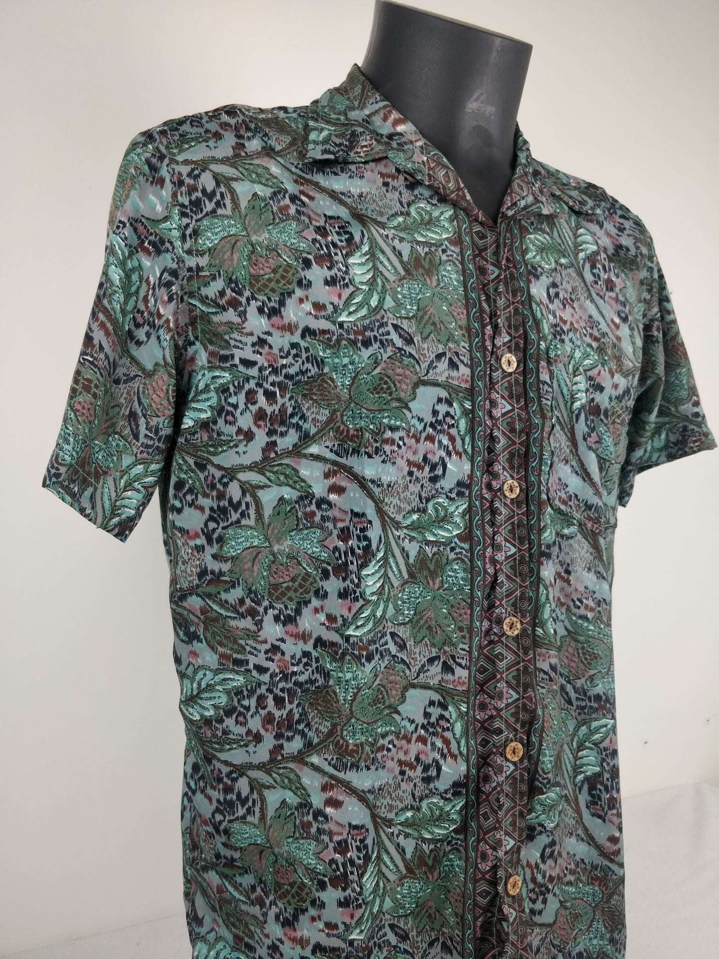 Chemise vintage Garuda en soie indienne. Chemise manche courte légère et fluide. Motif paisley vert, gris et violet.