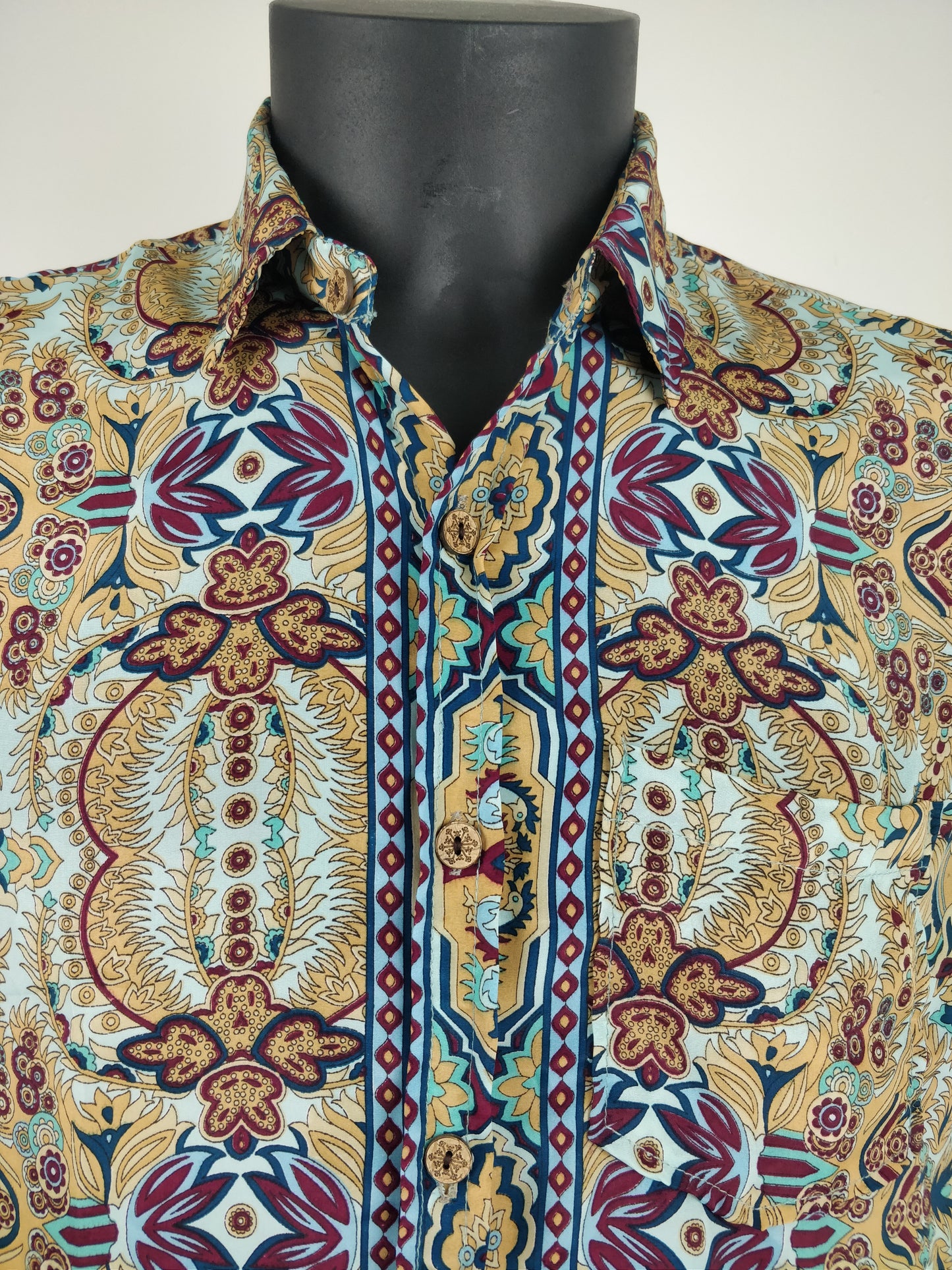 Chemise vintage Garuda en soie indienne. Chemise manche courte légère et fluide. Motif ethnique.