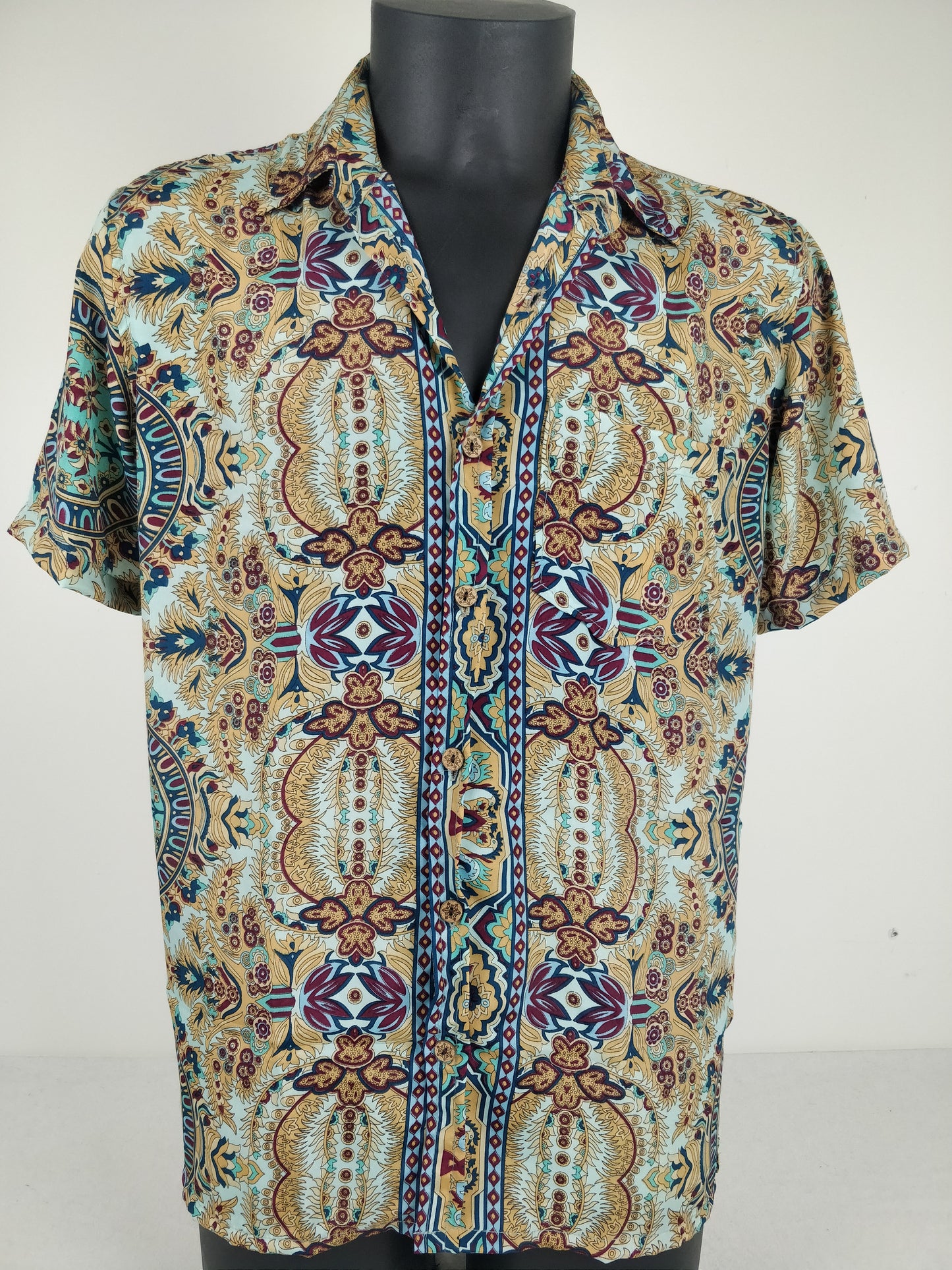 Chemise vintage Garuda en soie indienne. Chemise manche courte légère et fluide. Motif ethnique.