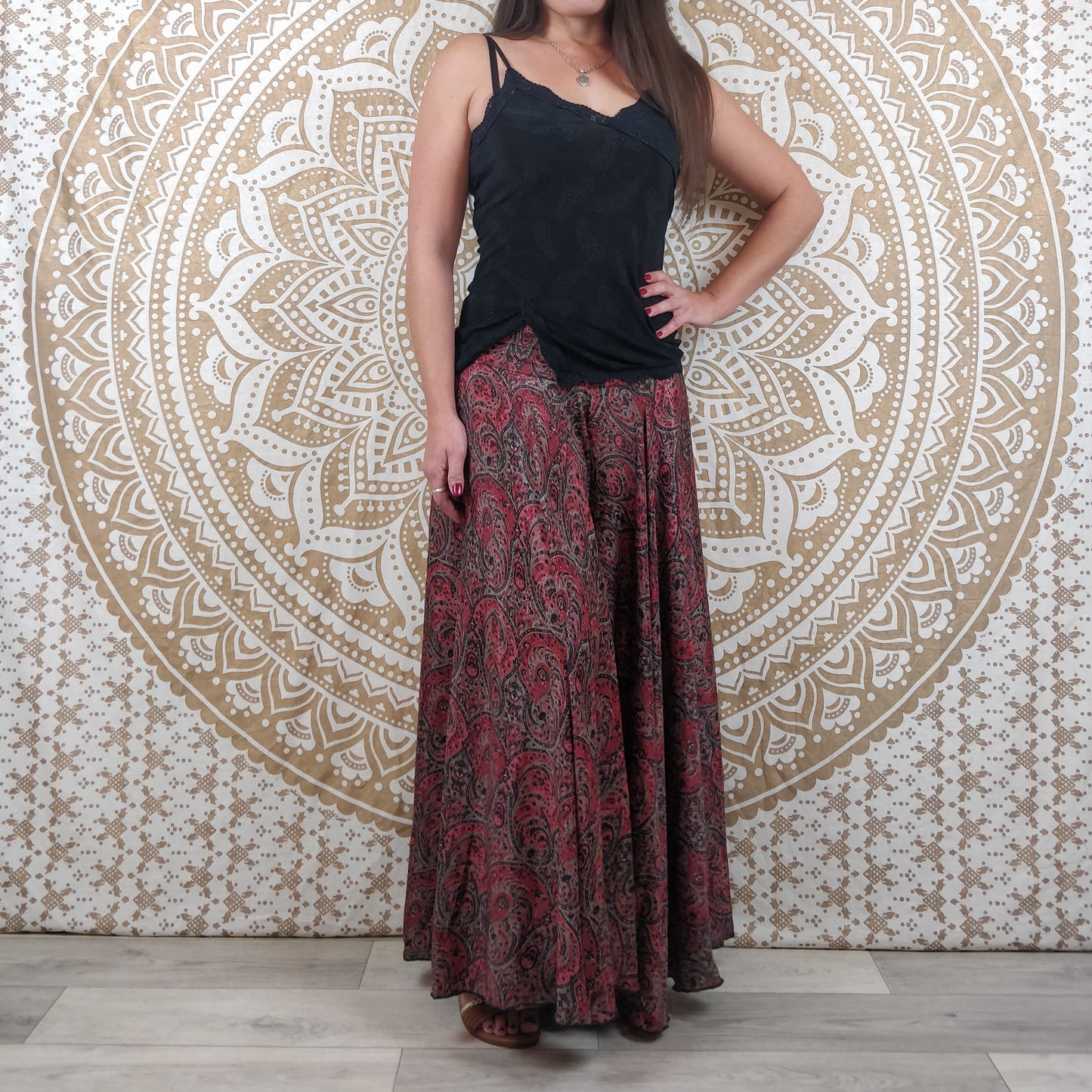 Pantalon femme Sirohi en soie indienne. Pantalon jupe. Imprimé ethnique rouge et noir.