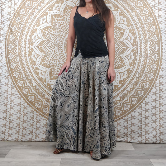 Pantalon femme Sirohi en soie indienne. Pantalon jupe. Imprimé paisley gris et noir.