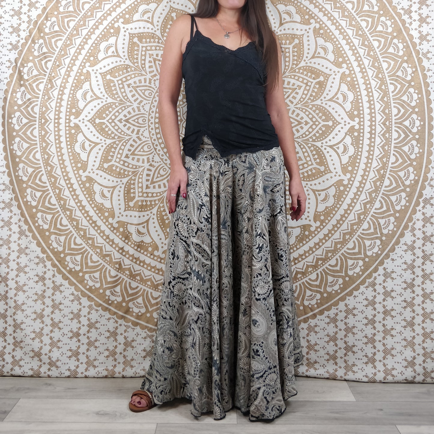 Pantalon femme Sirohi en soie indienne. Pantalon jupe. Imprimé paisley gris et noir.