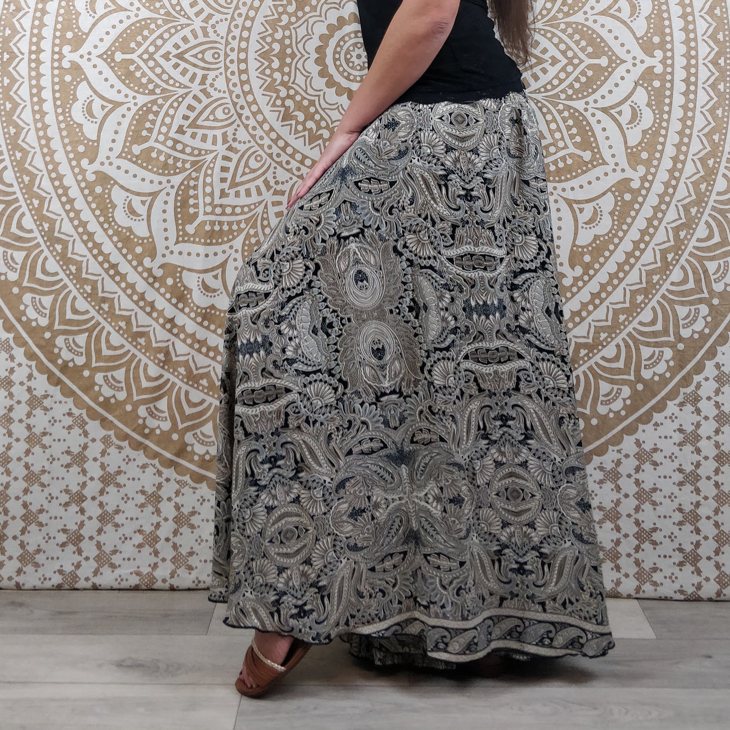 Pantalon femme Sirohi en soie indienne. Pantalon jupe. Imprimé paisley gris et noir.