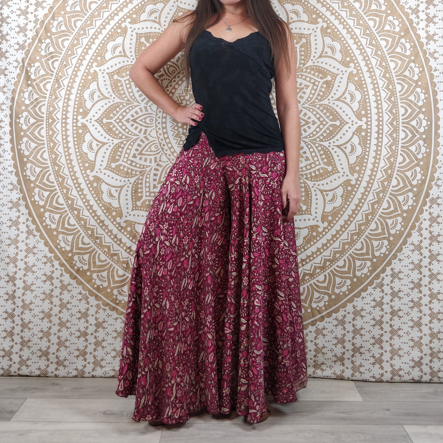 Pantalon femme Sirohi en soie indienne. Pantalon jupe. Imprimé paisley fuchsia.