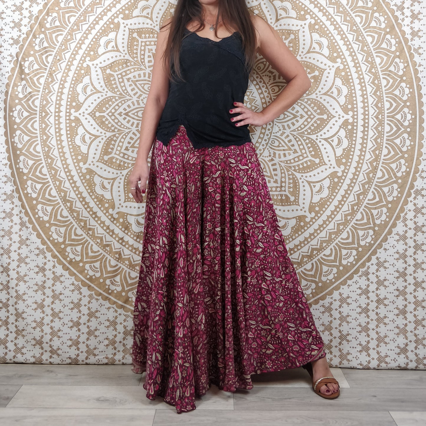 Pantalon femme Sirohi en soie indienne. Pantalon jupe. Imprimé paisley fuchsia.