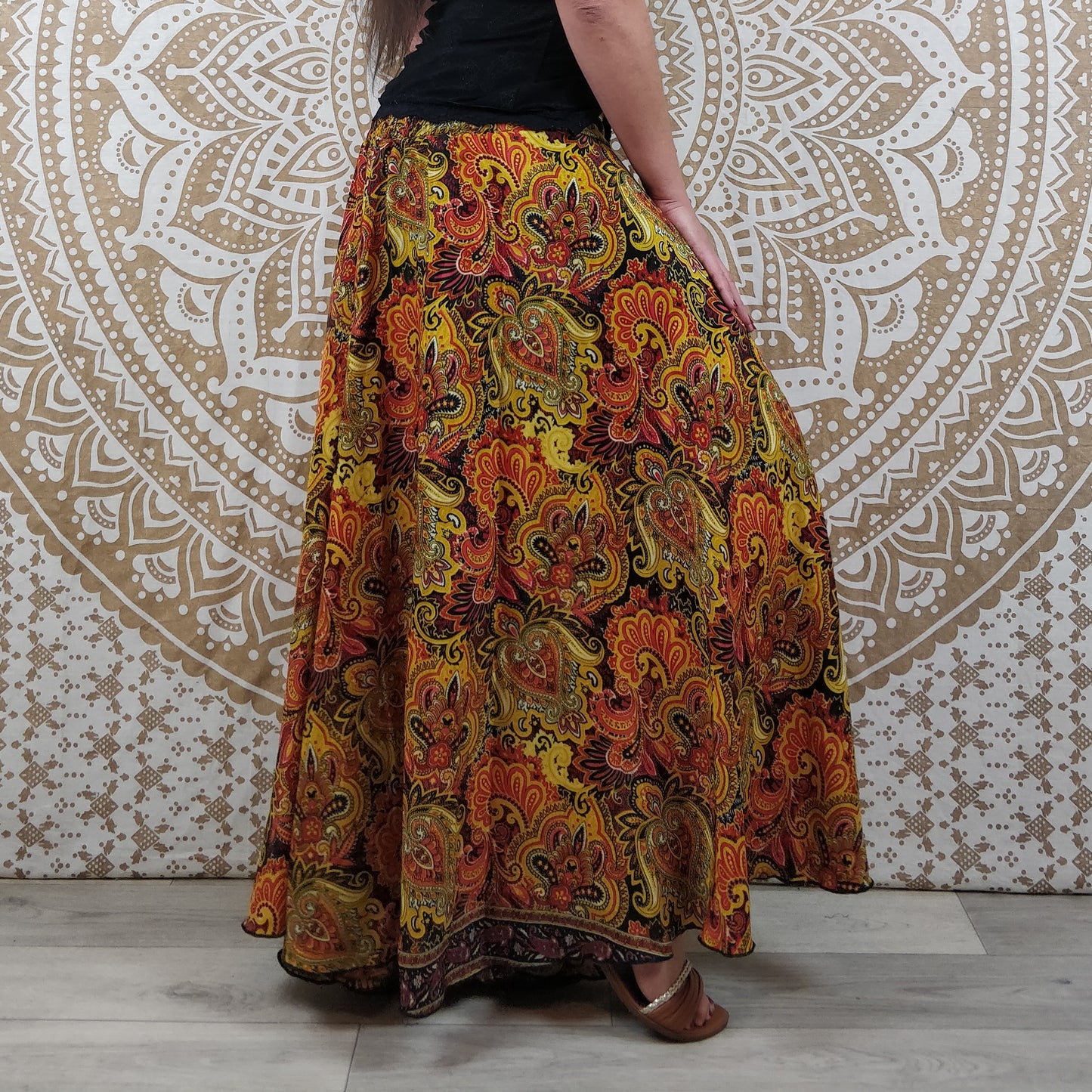 Pantalon femme Sirohi en soie indienne. Pantalon jupe. Imprimé ethnique jaune, orange et noir.