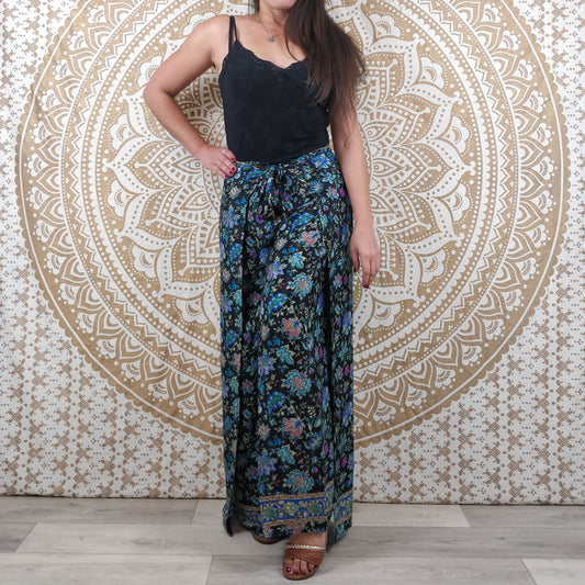 Pantalon thaï femme Moyana en soie indienne. Pantalon portefeuille bohème. Imprimé fleuri noir et bleu.