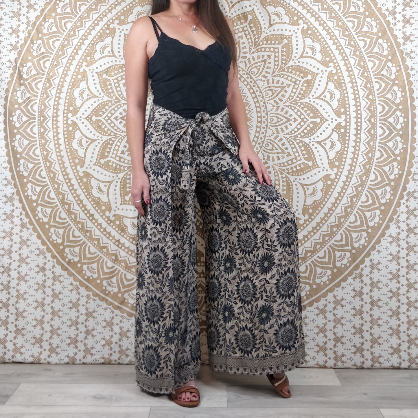 Pantalon thaï femme Moyana en soie indienne. Pantalon portefeuille bohème. Imprimé fleuri noir et marron.