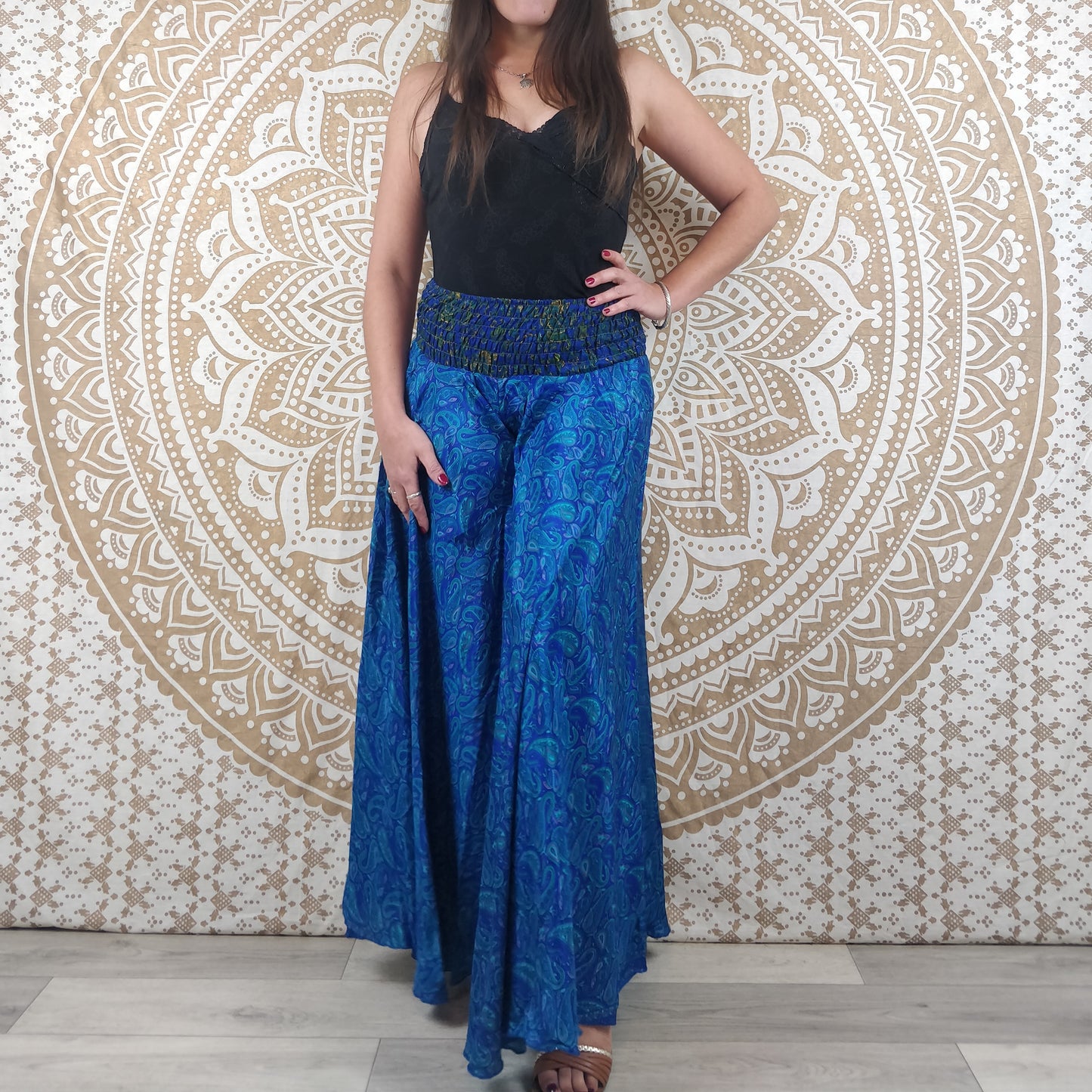 Pantalon Korba en soie indienne. Pantalon jupe. Imprimé paisley bleu et violet.