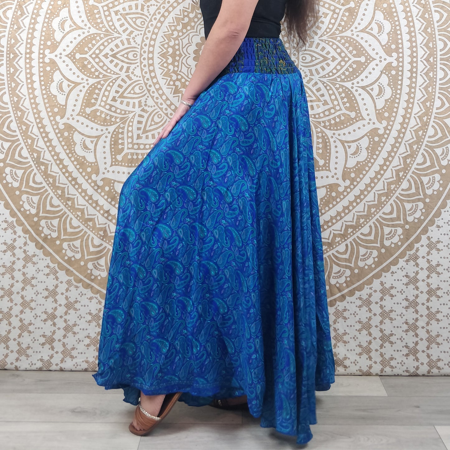 Pantalon Korba en soie indienne. Pantalon jupe. Imprimé paisley bleu et violet.