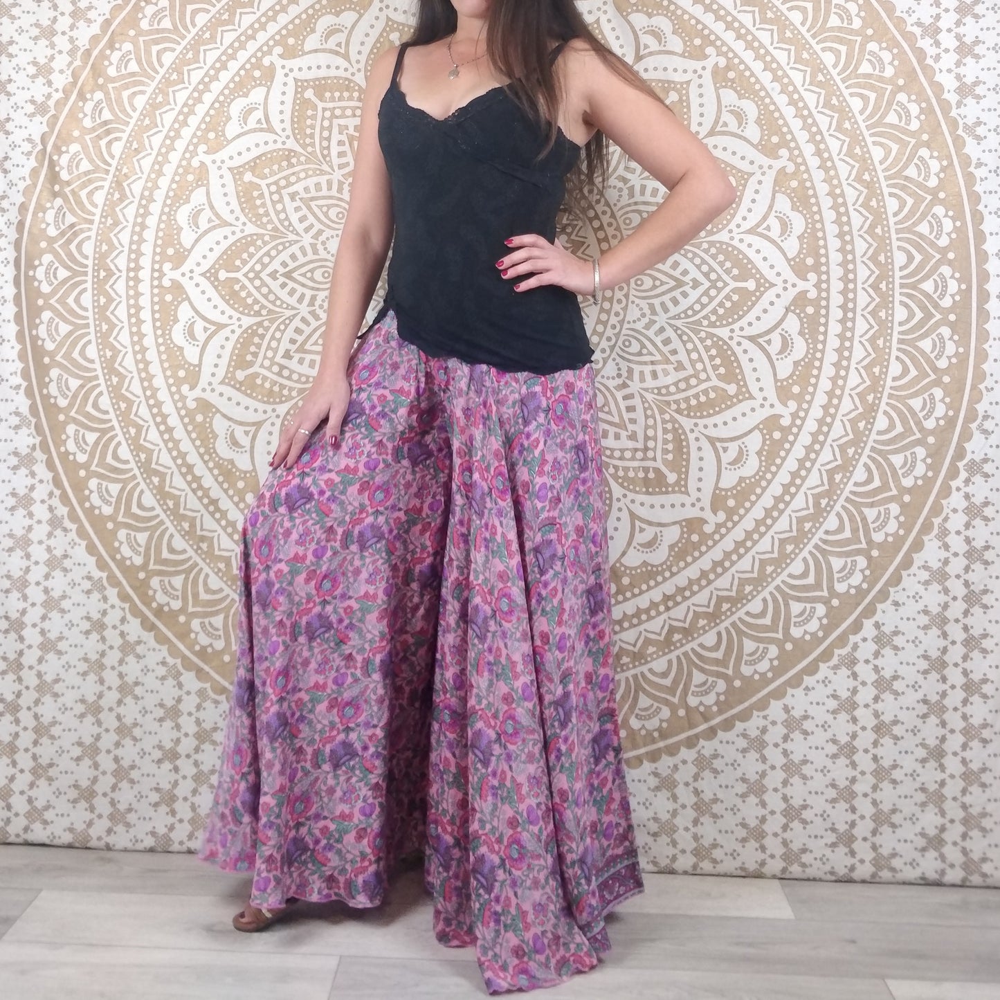 Pantalon Korba en soie indienne. Pantalon jupe. Imprimé fleuri rose.