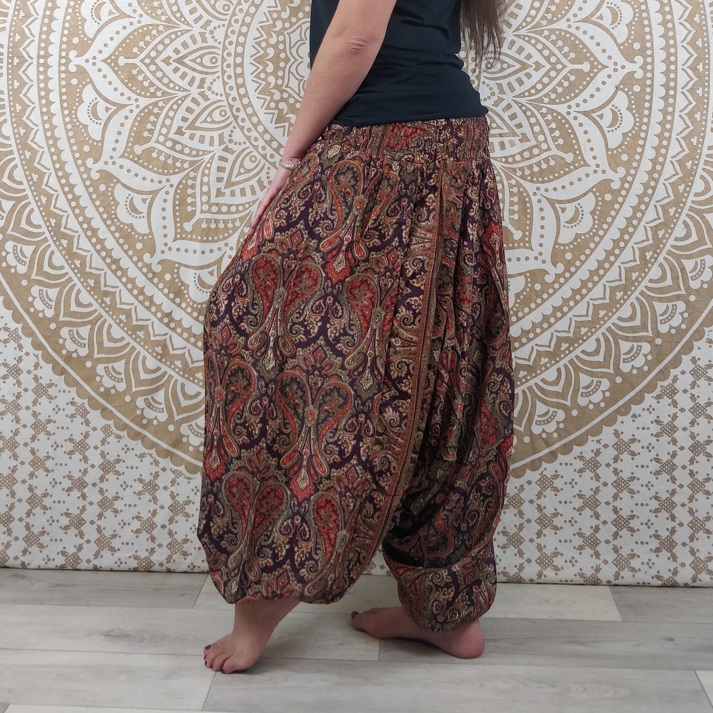 Pantalon Sarthal en soie indienne. Sarouel 2 en 1. Imprimé paisley violet et orange.