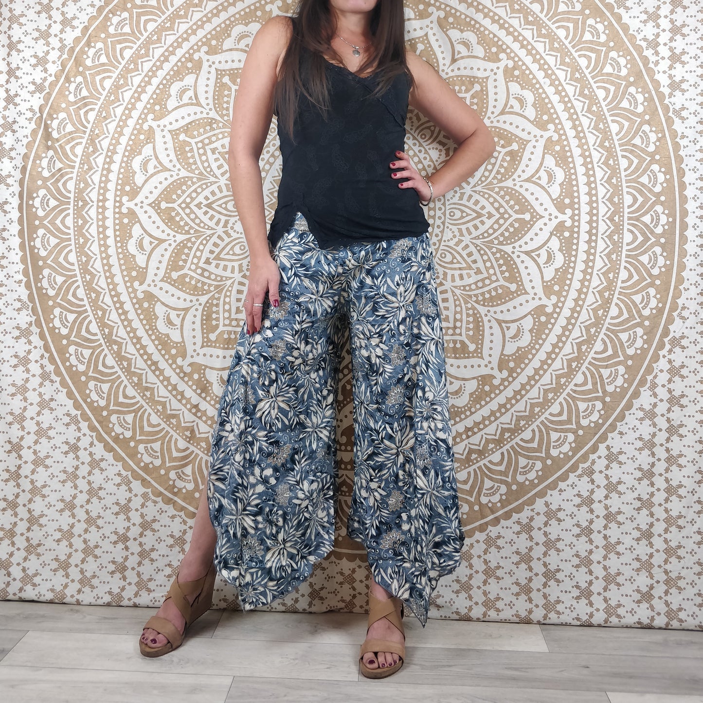 Pantalon femme Lubbha en soie indienne. Coupe évasé, fendu sur les côtés. Imprimé fleuri gris et blanc avec insertions or.