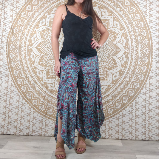 Pantalon femme Lubbha en soie indienne. Coupe évasé, fendu sur les côtés. Imprimé fleuri bleu et rose.