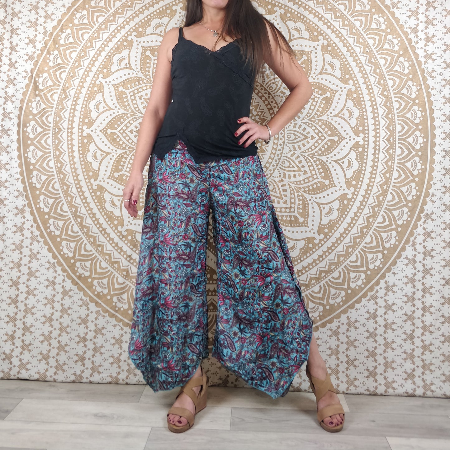 Pantalon femme Lubbha en soie indienne. Coupe évasé, fendu sur les côtés. Imprimé fleuri bleu et rose.