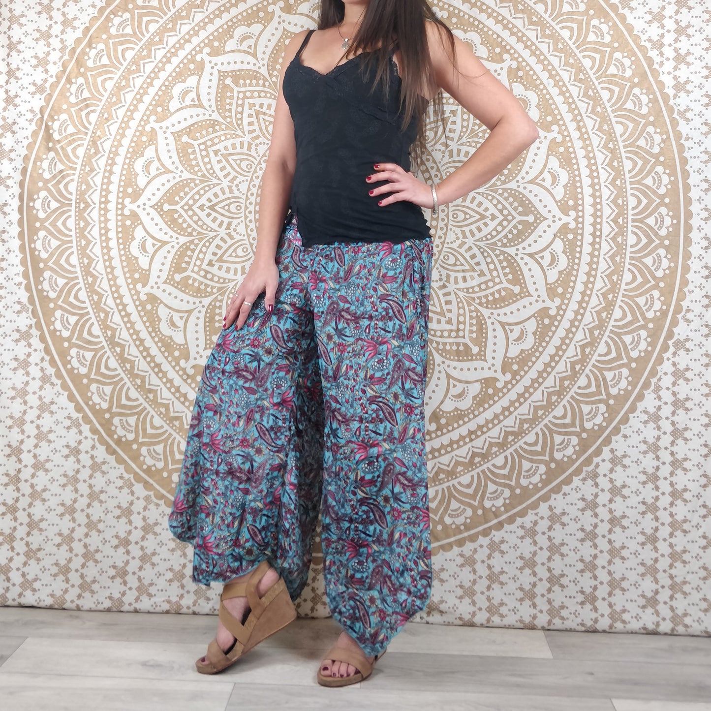 Pantalon femme Lubbha en soie indienne. Coupe évasé, fendu sur les côtés. Imprimé fleuri bleu et rose.