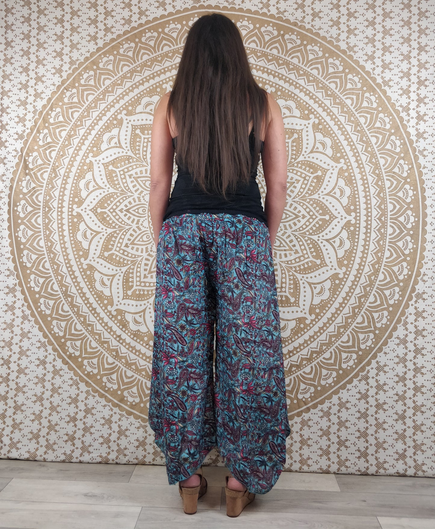 Pantalon femme Lubbha en soie indienne. Coupe évasé, fendu sur les côtés. Imprimé fleuri bleu et rose.