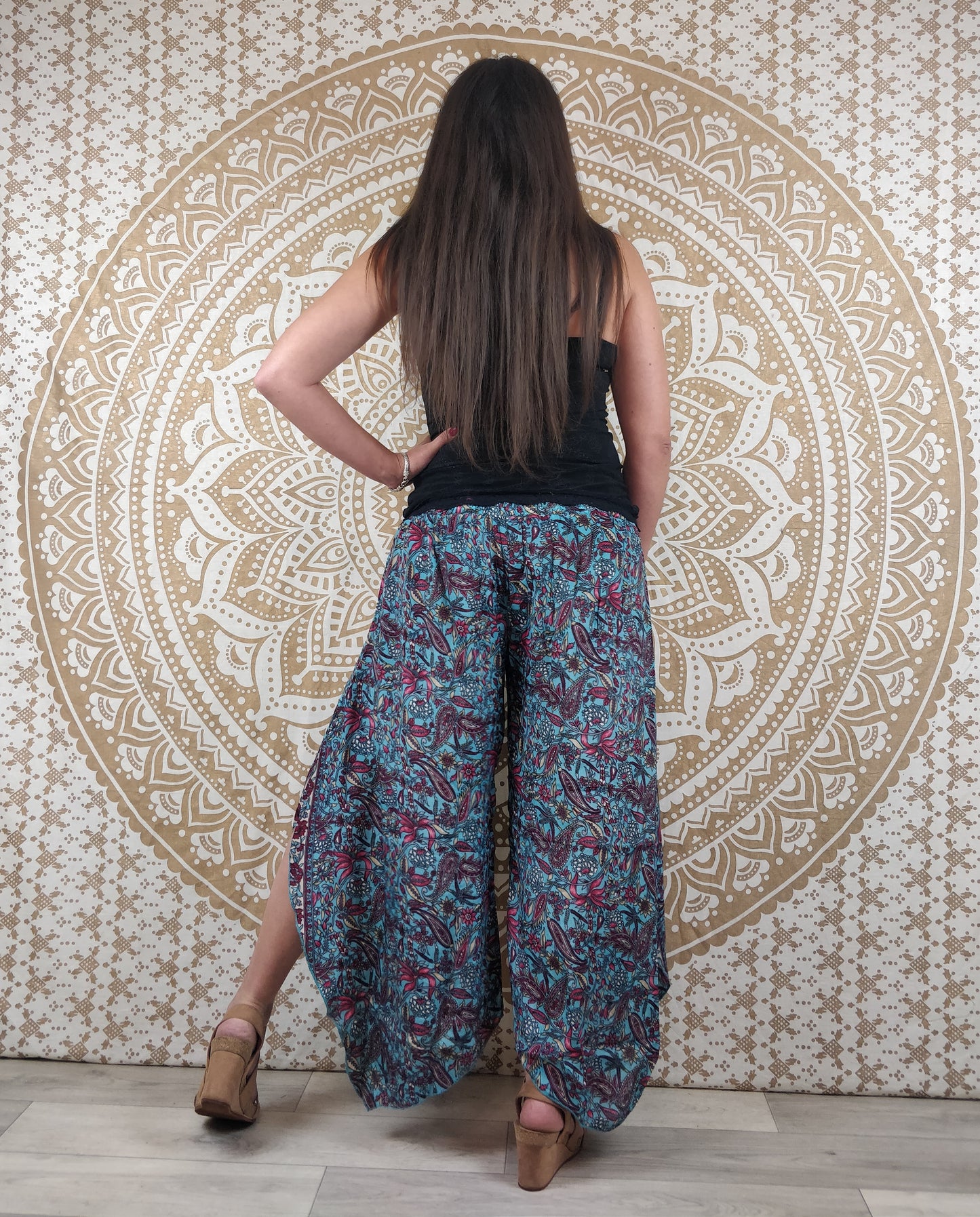 Pantalon femme Lubbha en soie indienne. Coupe évasé, fendu sur les côtés. Imprimé fleuri bleu et rose.