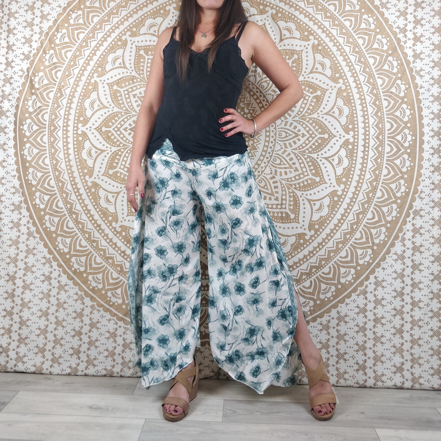 Pantalon femme Lubbha en soie indienne. Coupe évasé, fendu sur les côtés. Imprimé fleuri blanc et vert.