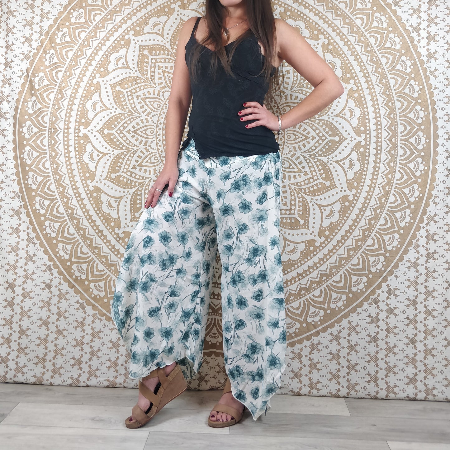 Pantalon femme Lubbha en soie indienne. Coupe évasé, fendu sur les côtés. Imprimé fleuri blanc et vert.