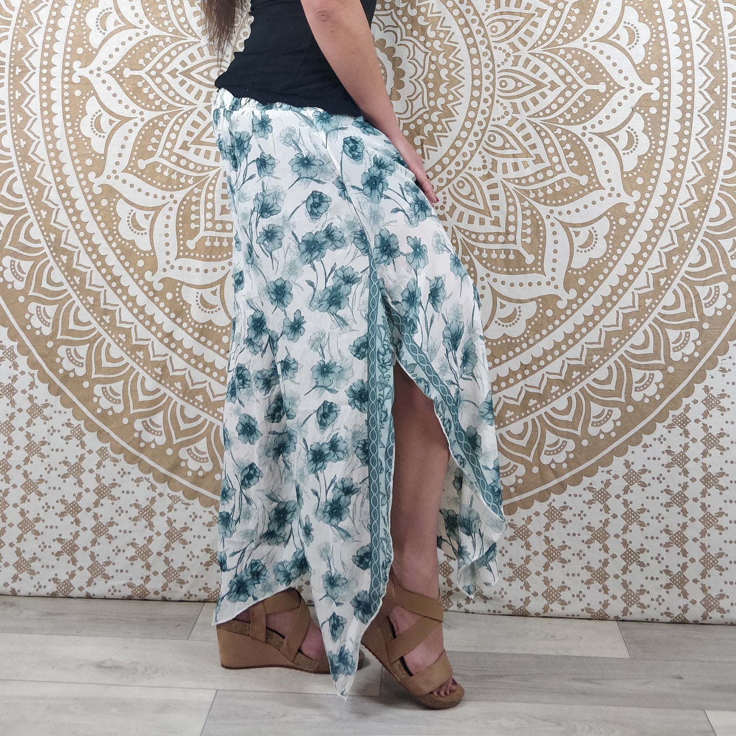 Pantalon femme Lubbha en soie indienne. Coupe évasé, fendu sur les côtés. Imprimé fleuri blanc et vert.