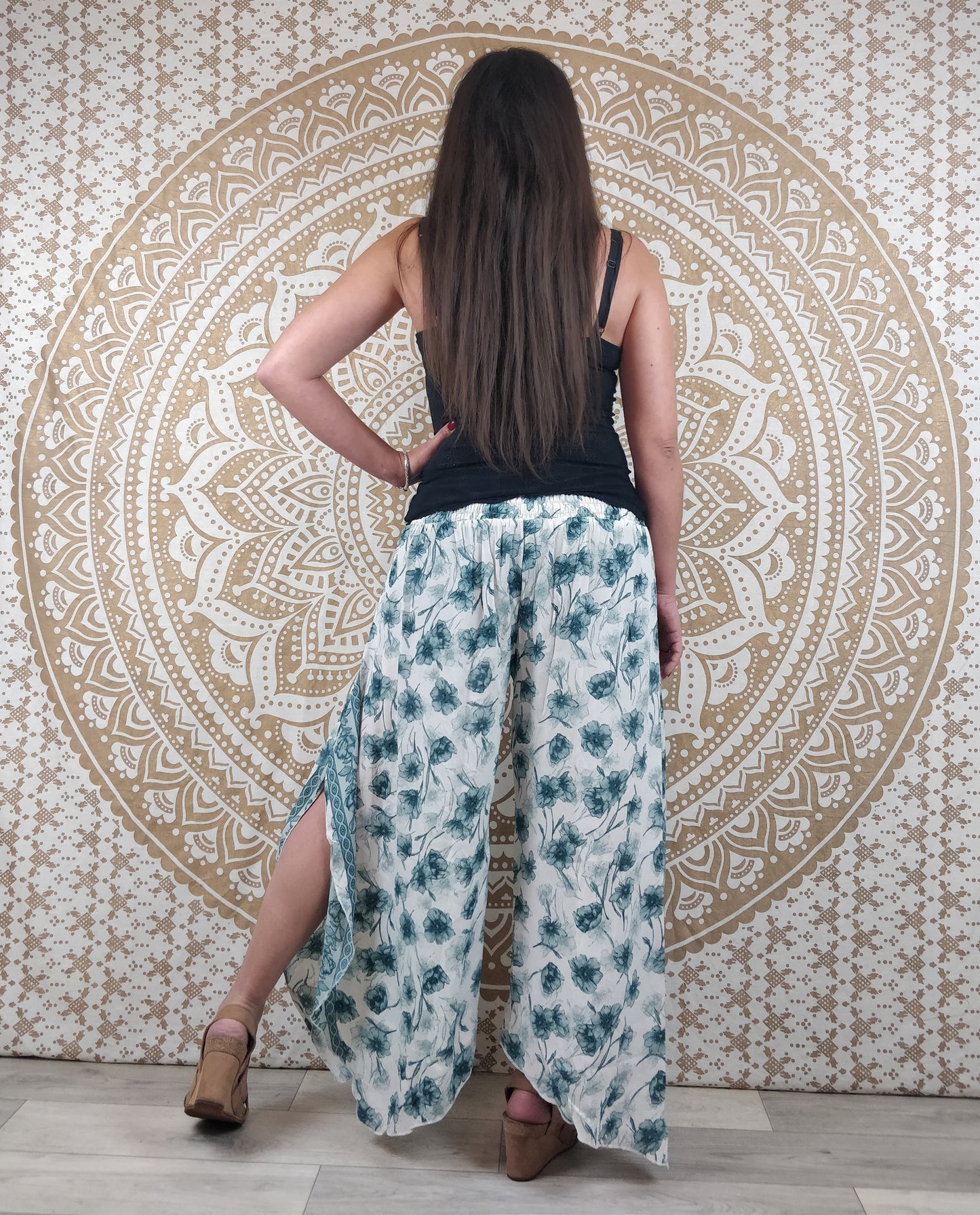 Pantalon femme Lubbha en soie indienne. Coupe évasé, fendu sur les côtés. Imprimé fleuri blanc et vert.