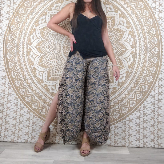 Pantalon femme Lubbha en soie indienne. Coupe évasé, fendu sur les côtés. Imprimé fleuri noir.