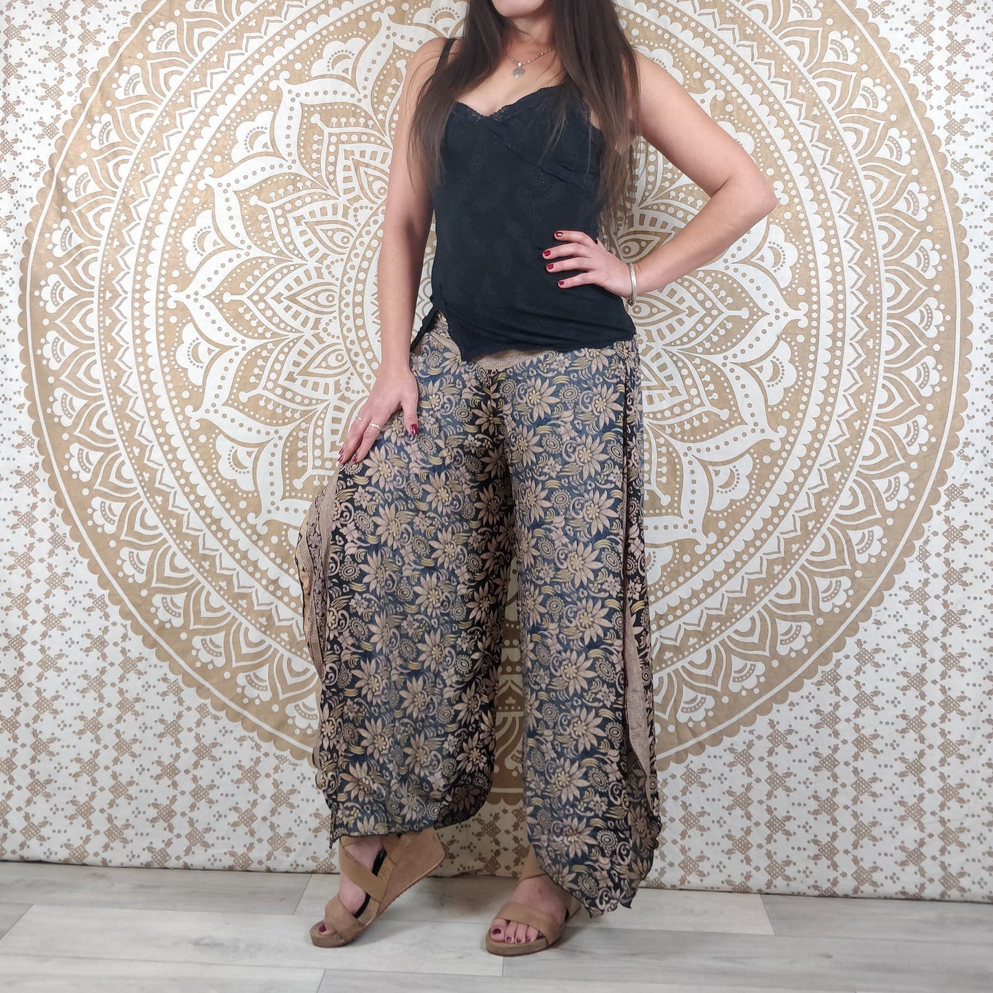 Pantalon femme Lubbha en soie indienne. Coupe évasé, fendu sur les côtés. Imprimé fleuri noir.