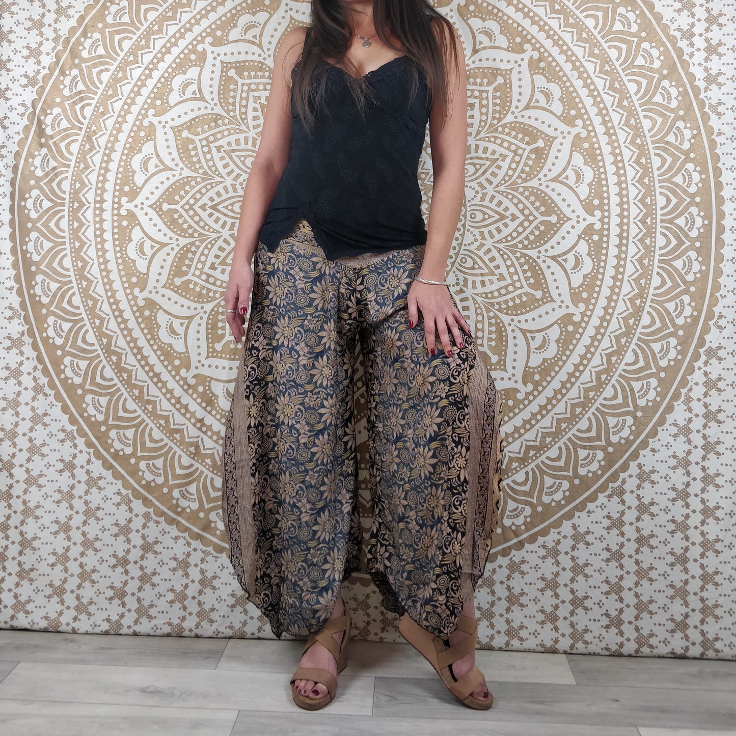 Pantalon femme Lubbha en soie indienne. Coupe évasé, fendu sur les côtés. Imprimé fleuri noir.