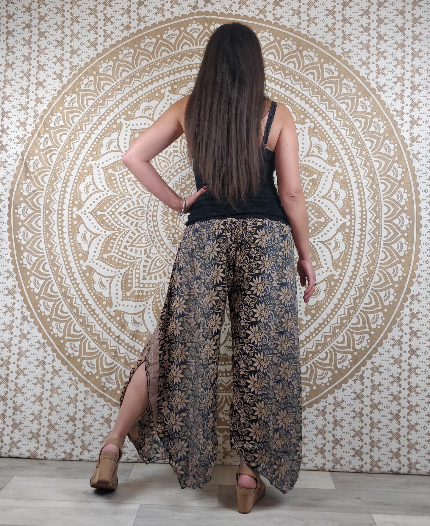 Pantalon femme Lubbha en soie indienne. Coupe évasé, fendu sur les côtés. Imprimé fleuri noir.