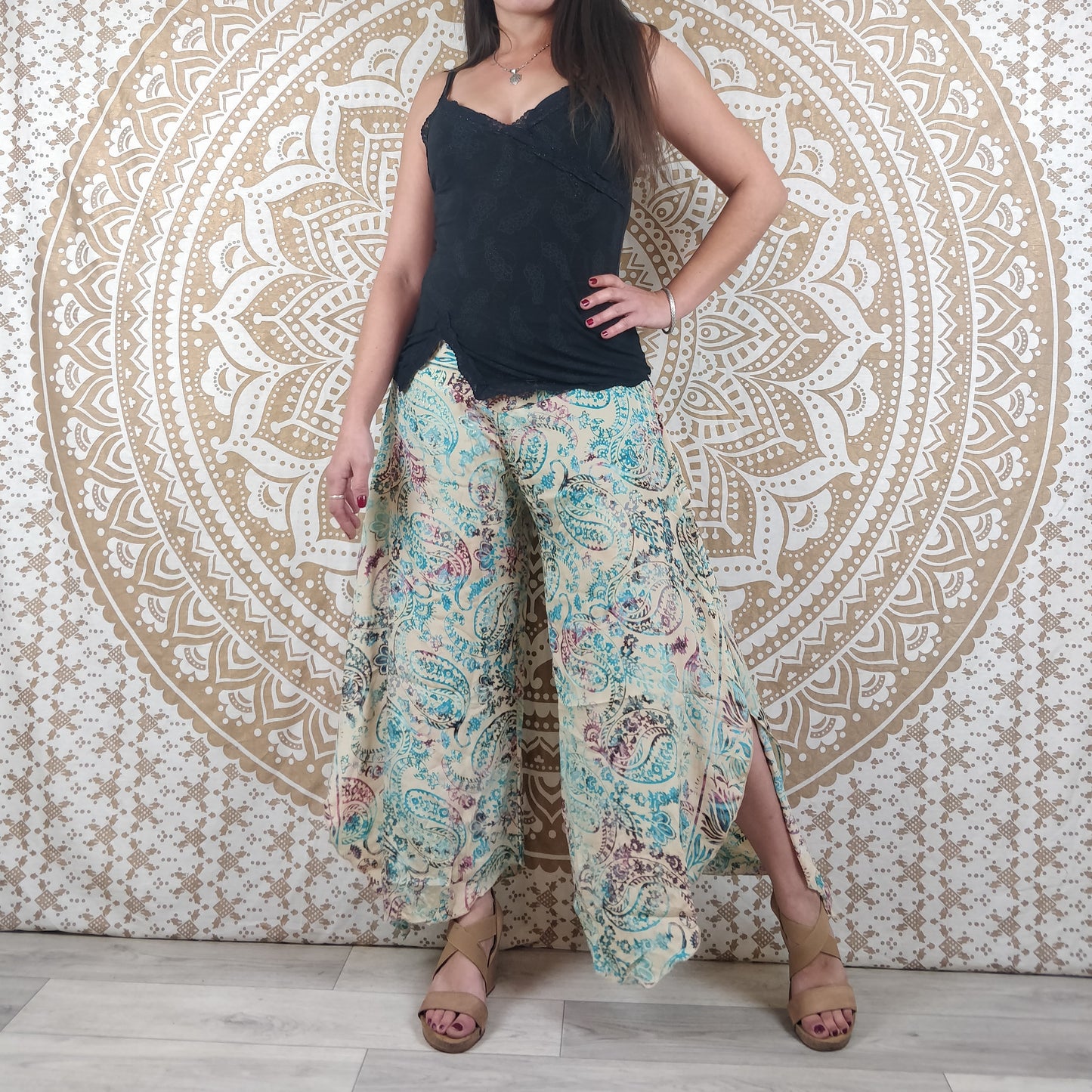 Pantalon femme Lubbha en soie indienne. Coupe évasé, fendu sur les côtés. Imprimé paisley crème et bleu avec insertions or.