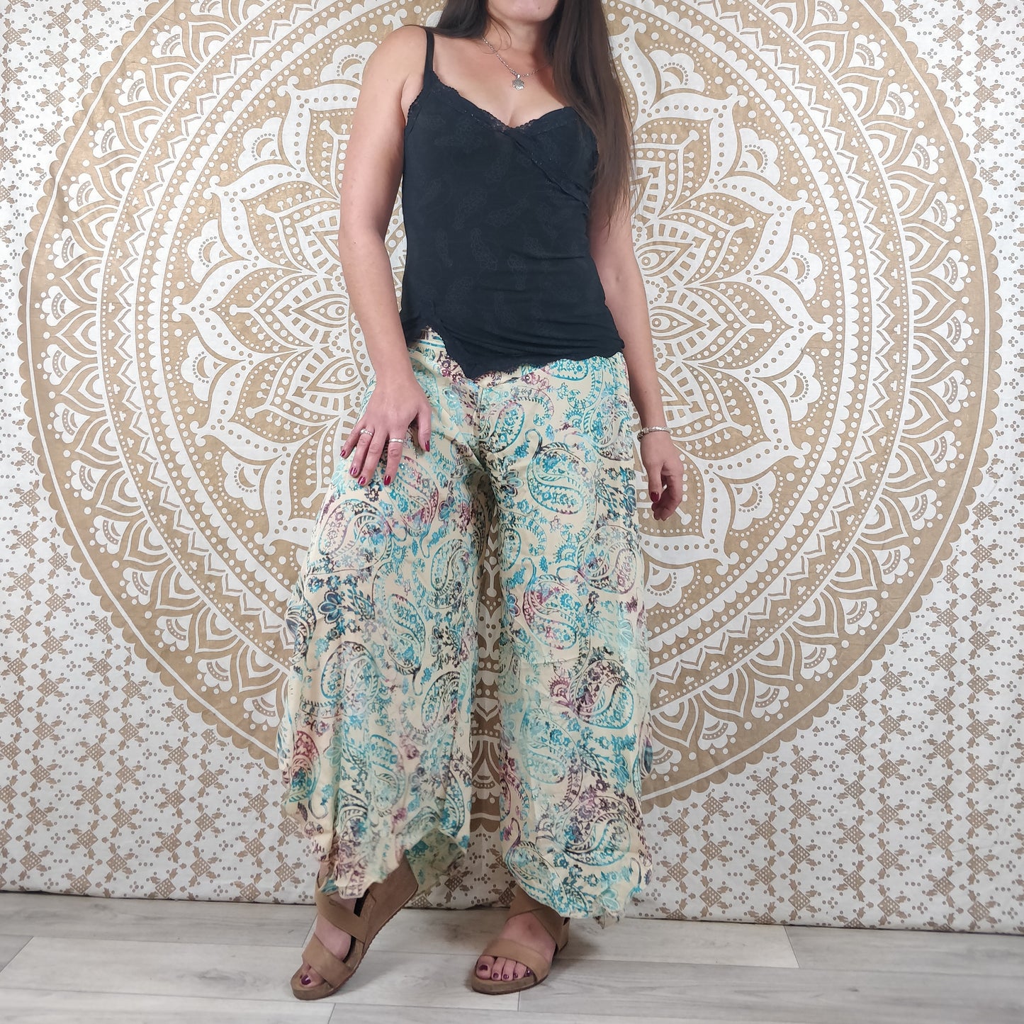 Pantalon femme Lubbha en soie indienne. Coupe évasé, fendu sur les côtés. Imprimé paisley crème et bleu avec insertions or.