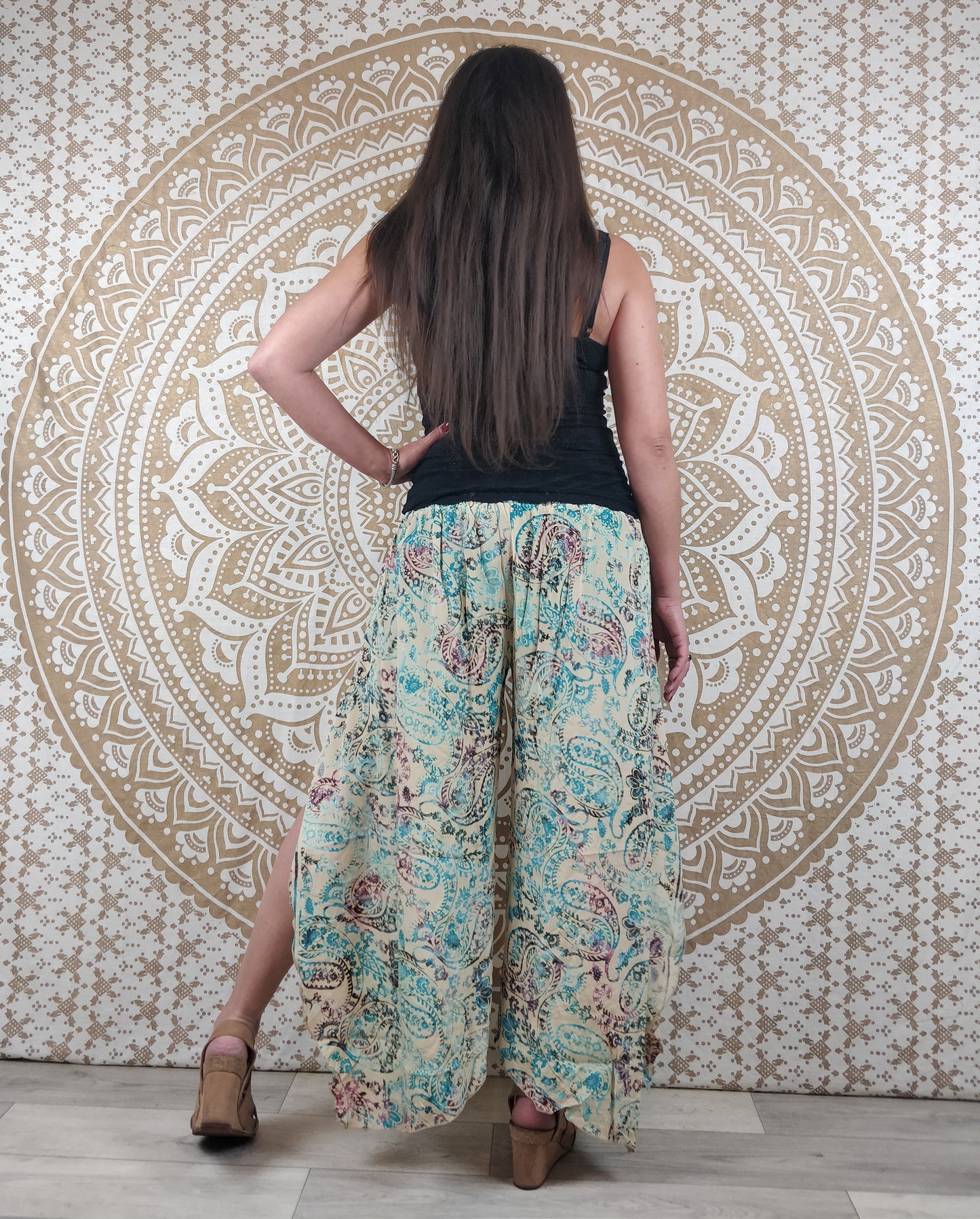 Pantalon femme Lubbha en soie indienne. Coupe évasé, fendu sur les côtés. Imprimé paisley crème et bleu avec insertions or.